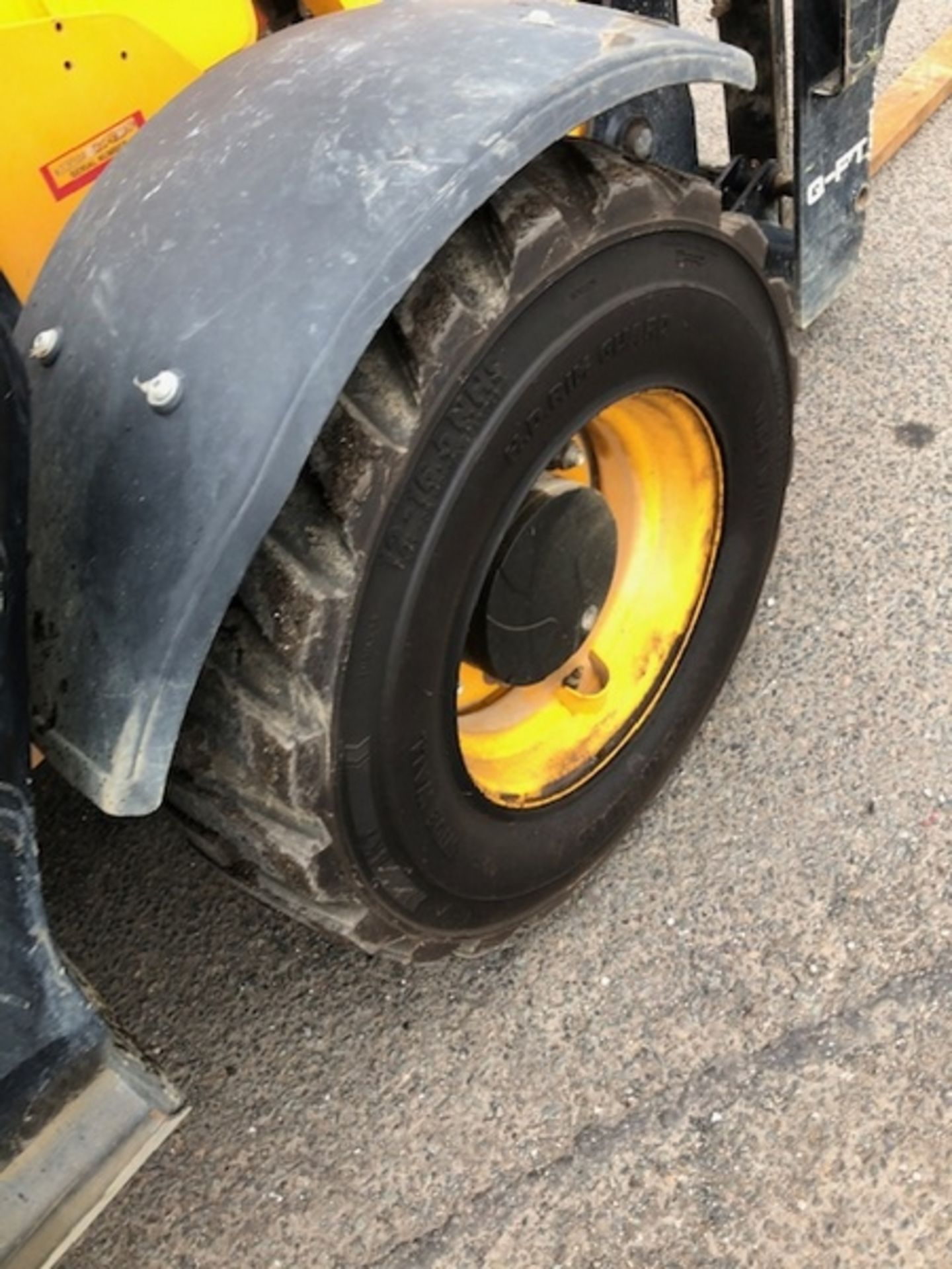 2017 JCB 525-60 HI VIZ TELEHANDLER, JOYSTICK CONTROLS, FORK POSITIONER, SECURITY PAD, TOW HITCH, SN: - Image 6 of 10