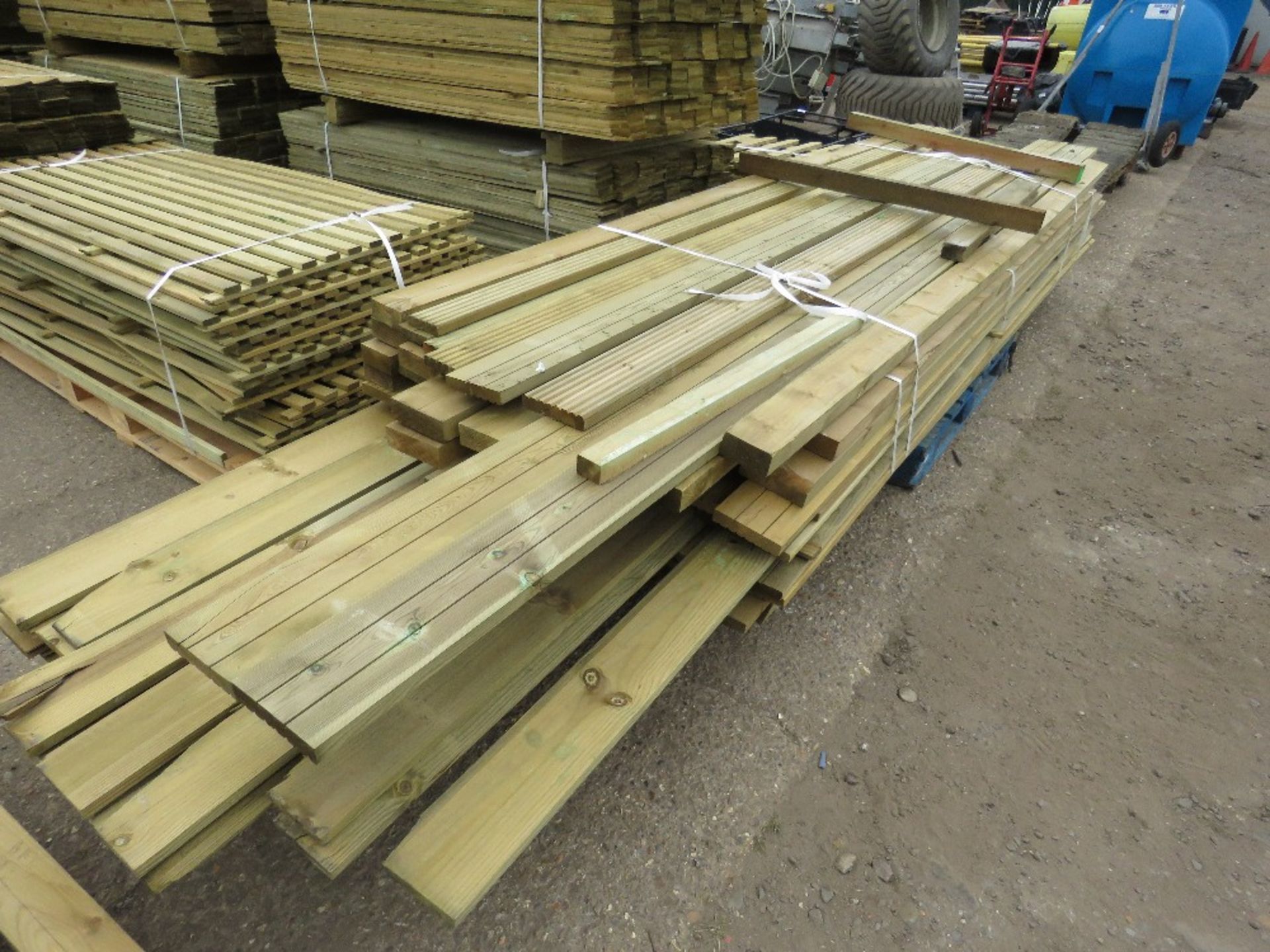 LARGE PALLET OF TIMBER POSTS AND USEFUL TIMBER 10-15FT LENGTH APPROX - Image 3 of 4