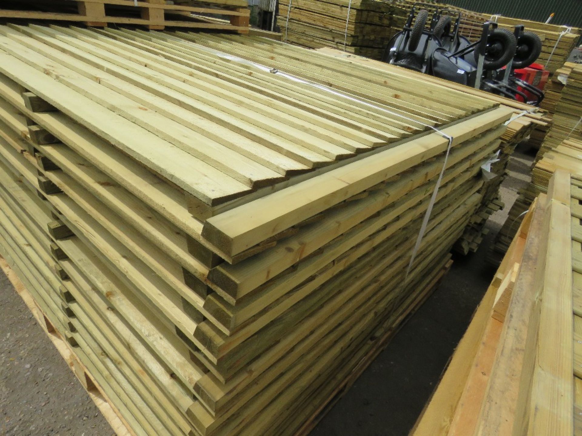 26 X FEATHER EDGE TIMBER FENCE PANELS 1.65M HEIGHT X 1.8M WIDTH - Image 2 of 3