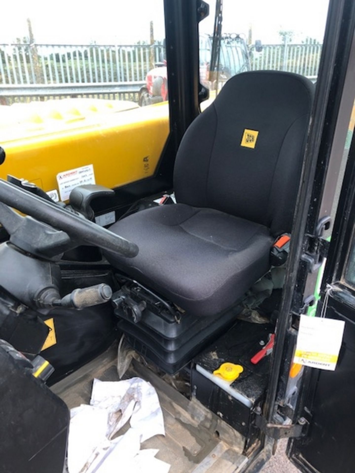 2017 JCB 525-60 HI VIZ TELEHANDLER, JOYSTICK CONTROLS, FORK POSITIONER, SECURITY PAD, TOW HITCH, SN: - Image 7 of 10