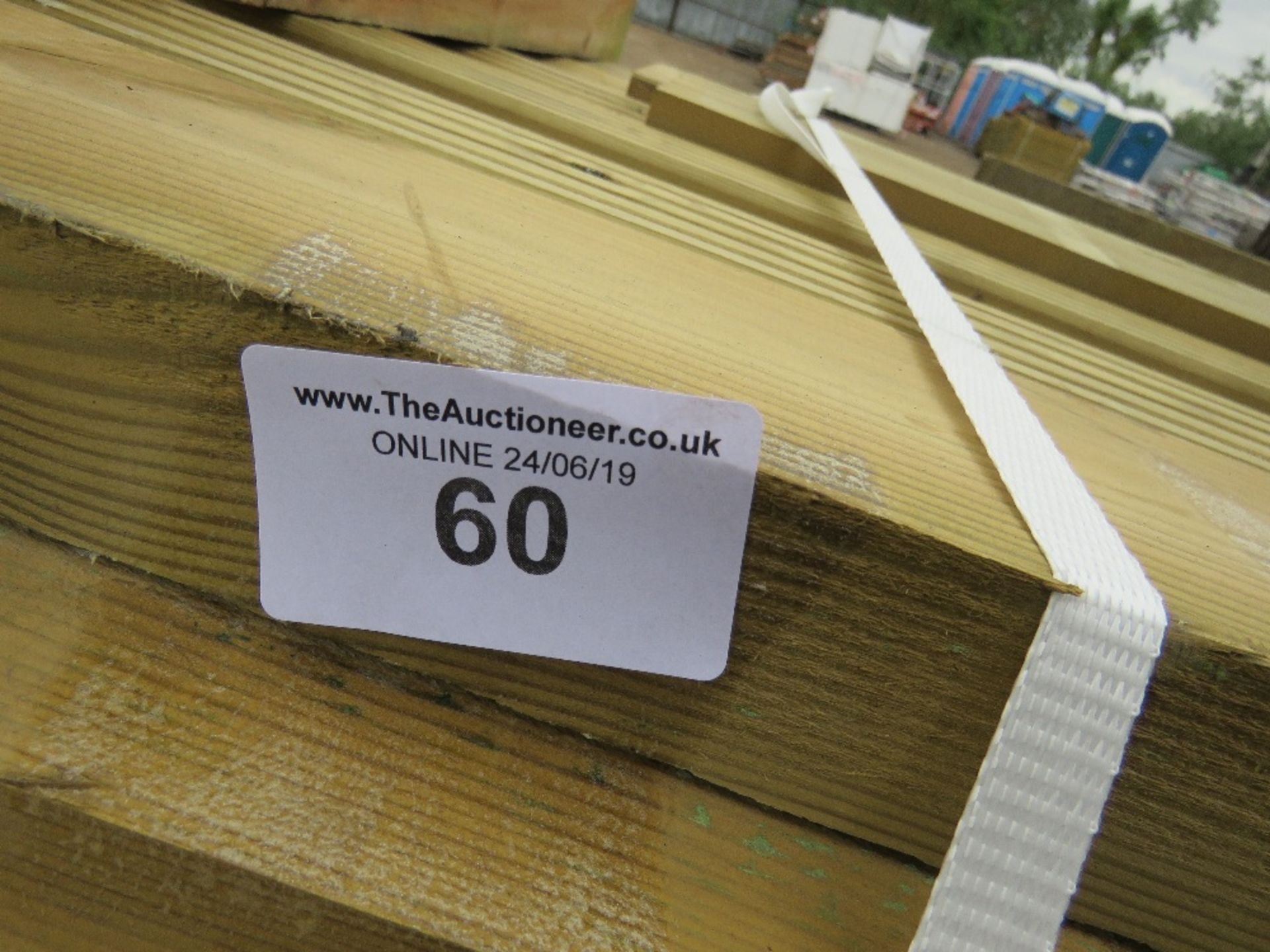 LARGE PALLET OF TIMBER POSTS AND USEFUL TIMBER 10-15FT LENGTH APPROX - Image 4 of 4