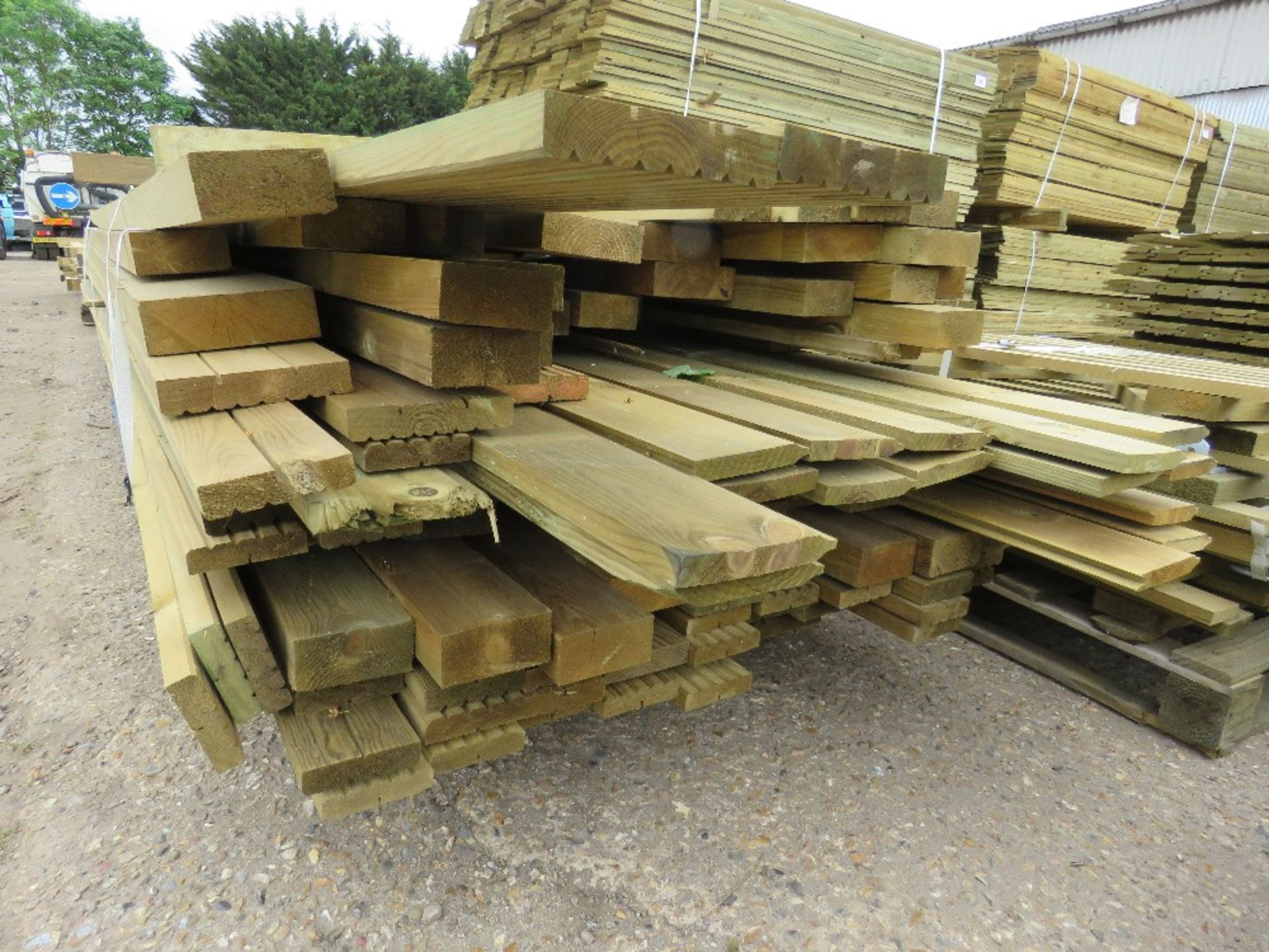 LARGE PALLET OF TIMBER POSTS AND USEFUL TIMBER 10-15FT LENGTH APPROX - Image 2 of 4