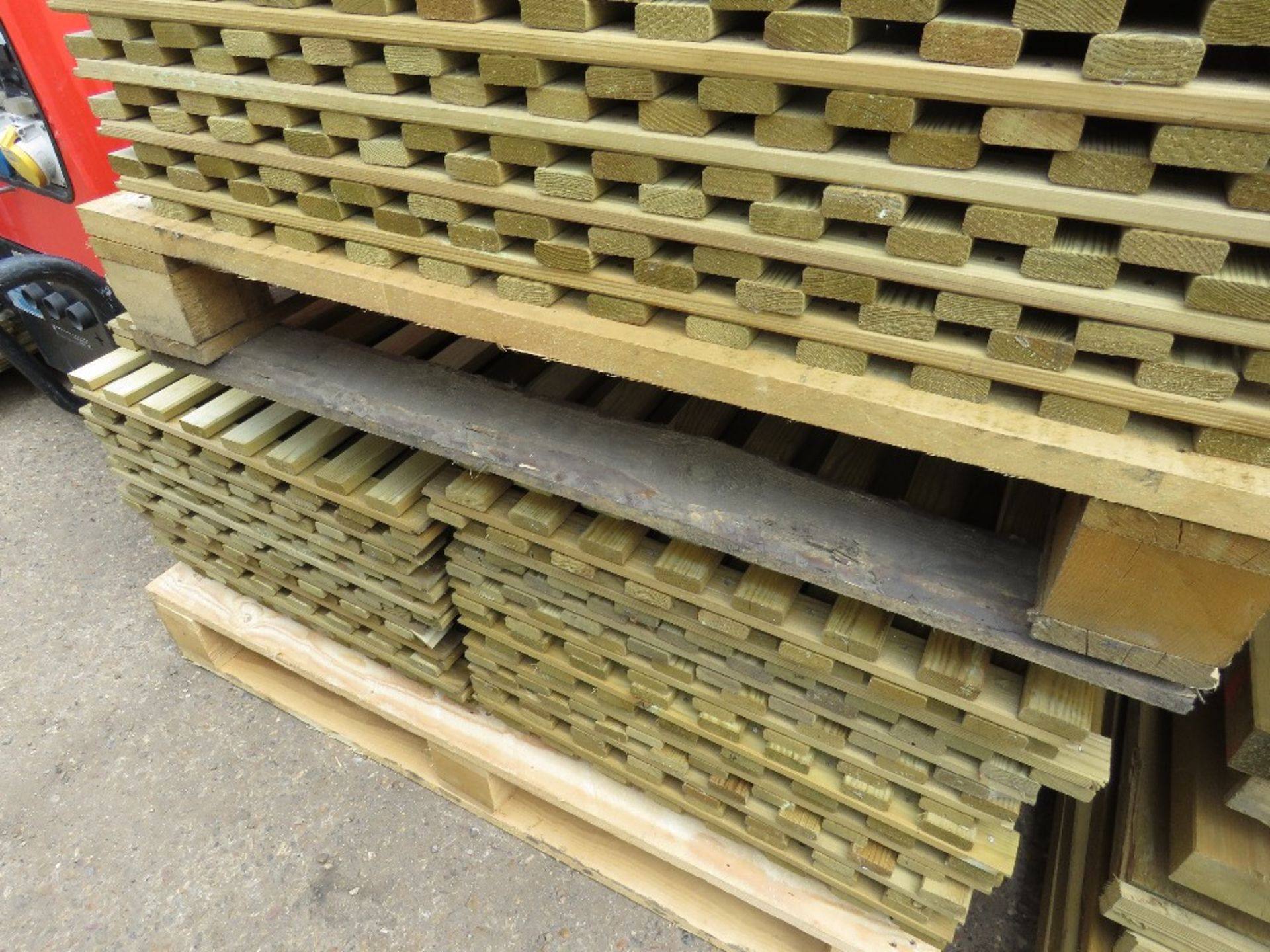2 X PALLETS OF HIT AND MISS LIGHT WEIGHT FENCE PANLES 6FT HEIGHT, VARIOUS WIDTHS - Image 2 of 5