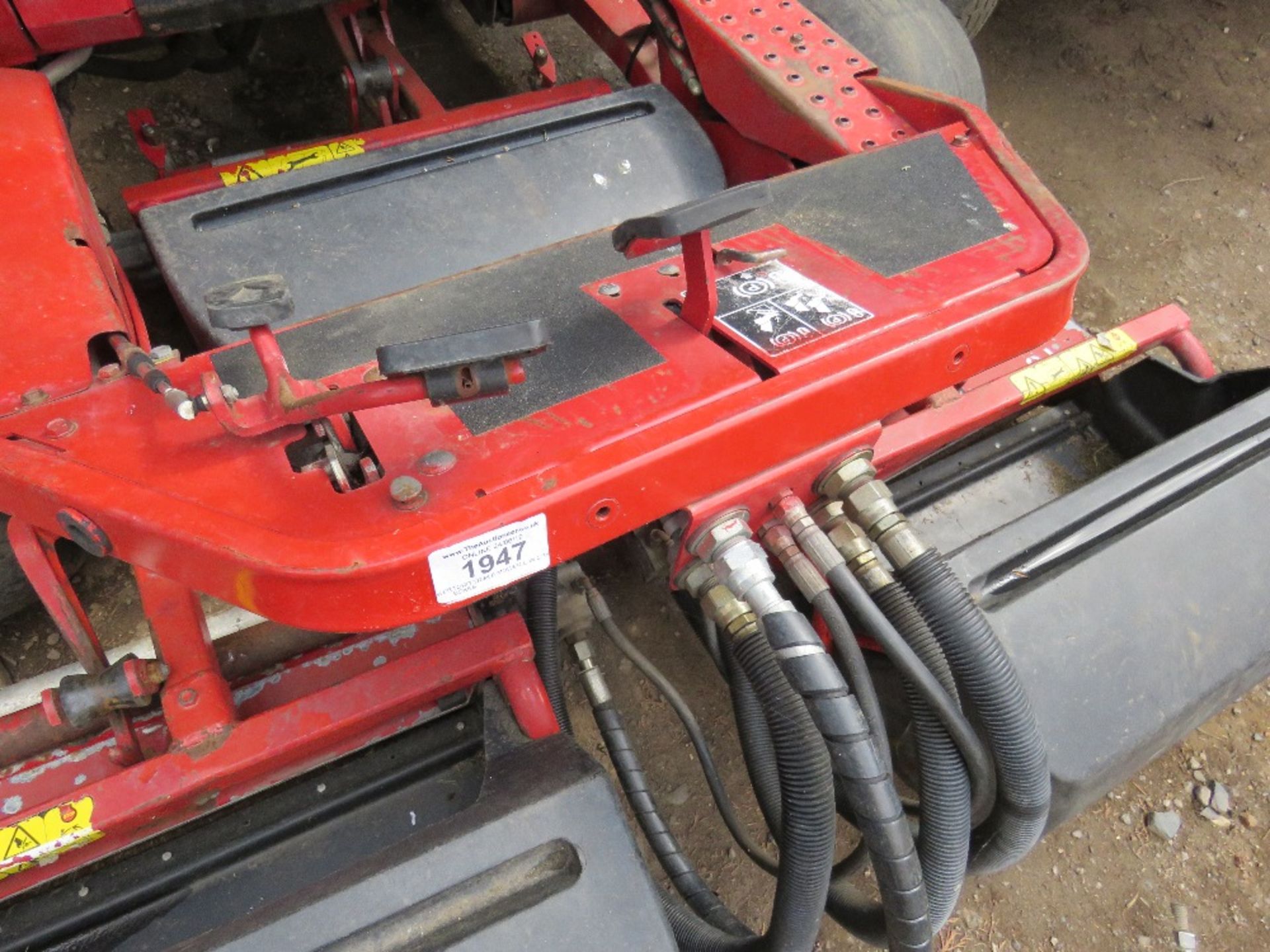 TORO TRIPLE MOWER C/W GRASS BOXES WHEN TESTED WAS SEEN TO RUN AND DRIVE - Image 2 of 4