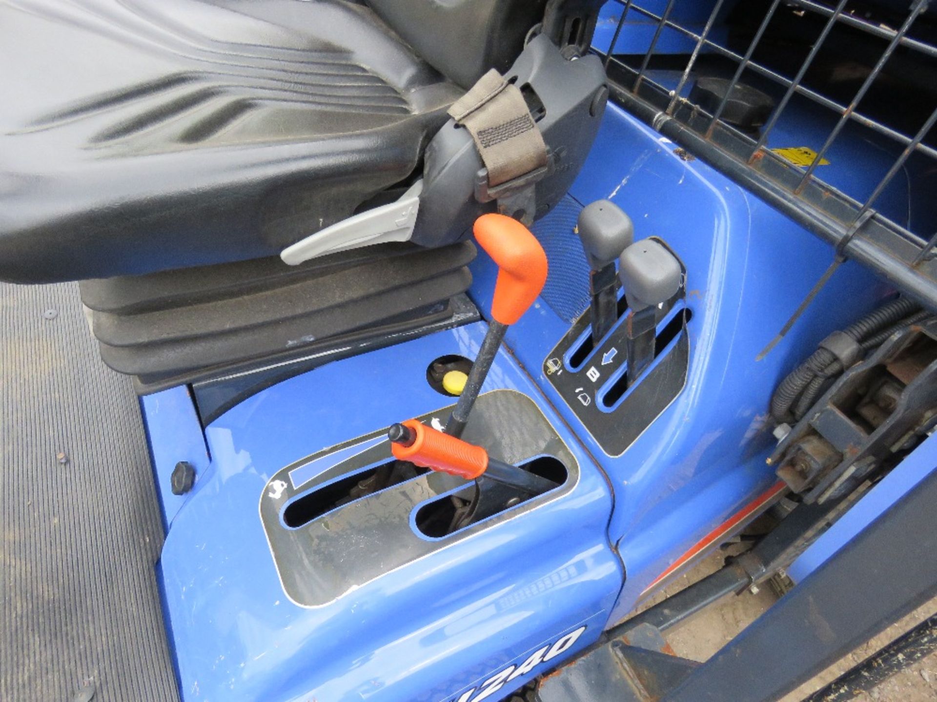 ISEKI SFH240 RIDE ON MOWER, YEAR 2014 BUILD, WITH REAR HIGH DISCHARGE COLLECTOR, 1062 REC ORDED - Image 4 of 10