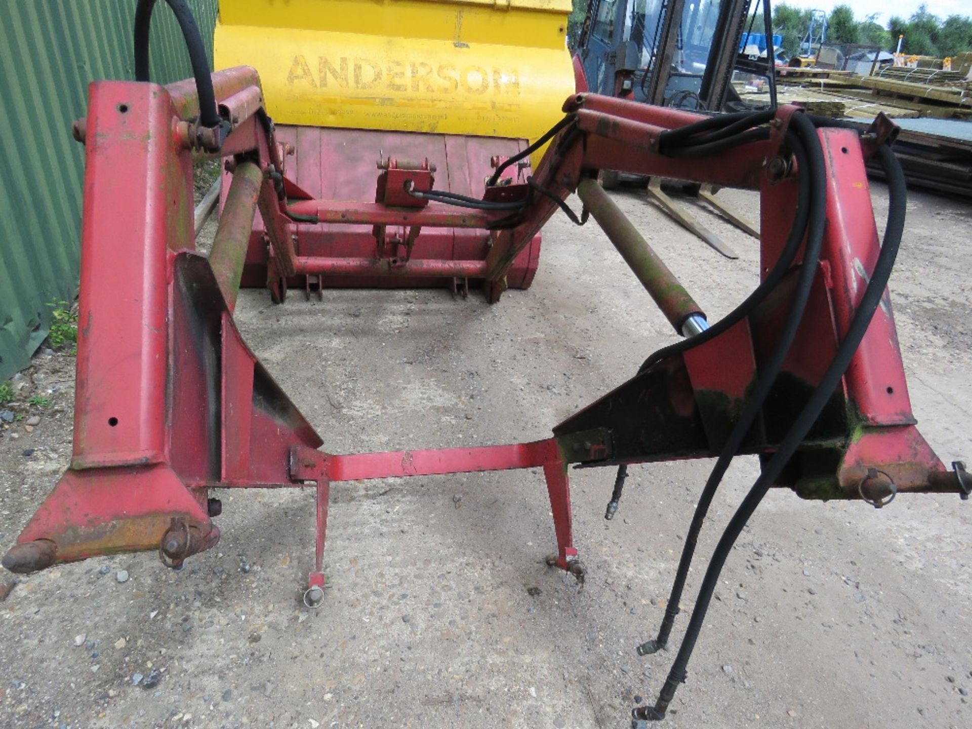 MASSEY FERGUSON 4 END LOADER WITH BUCKET - Image 3 of 5