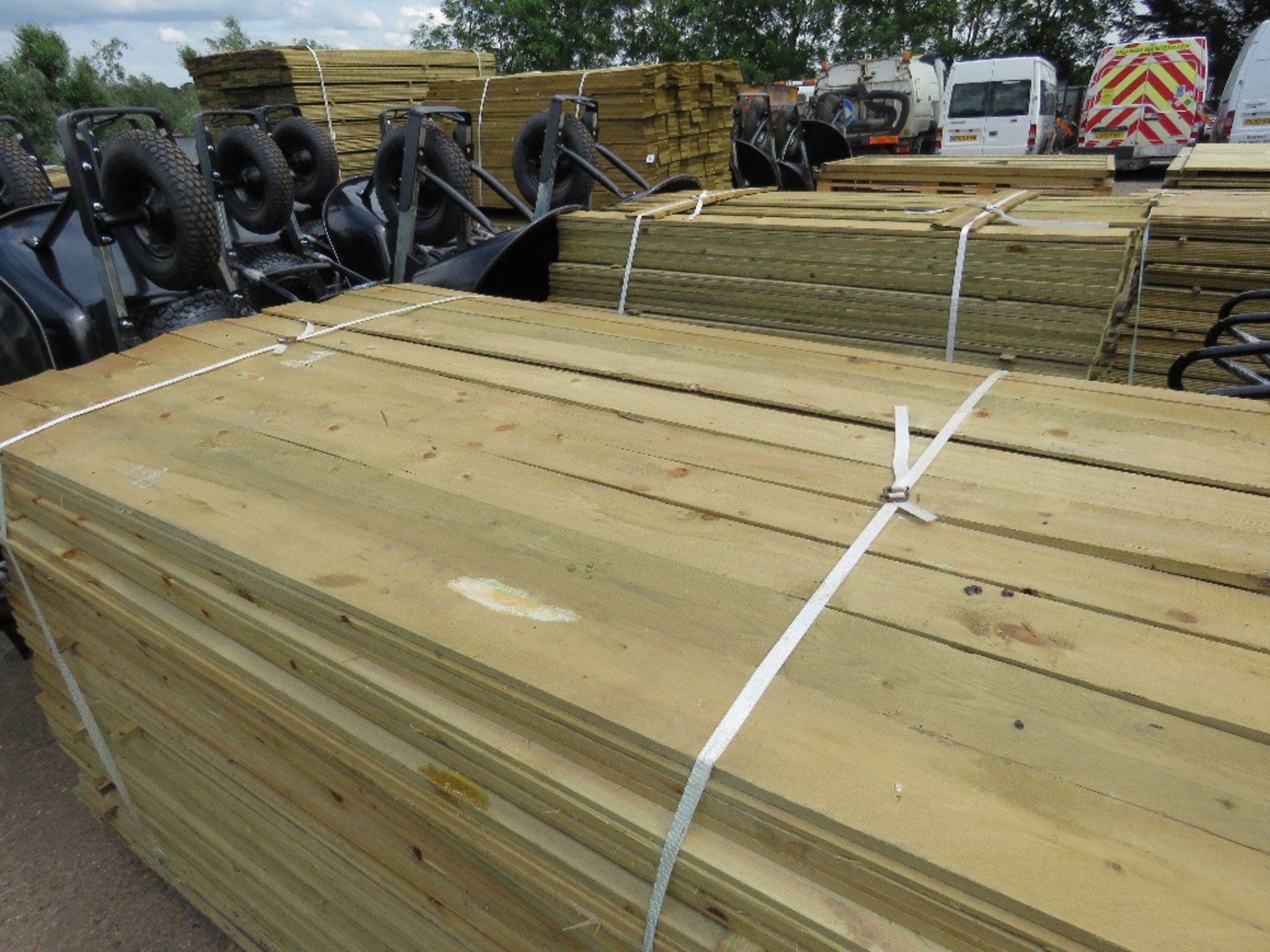 LARGE PACK OF FEATHER EDGE CLADDING TIMBER. 1.8METRE LENGTH - Image 2 of 3