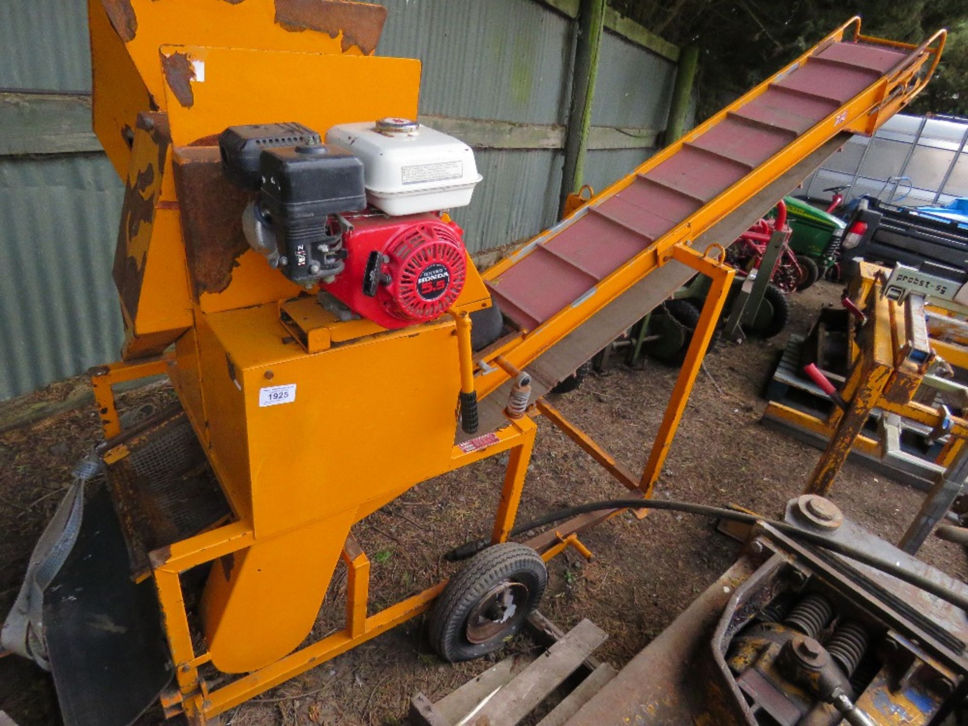 Sisis soil shredder with elevator