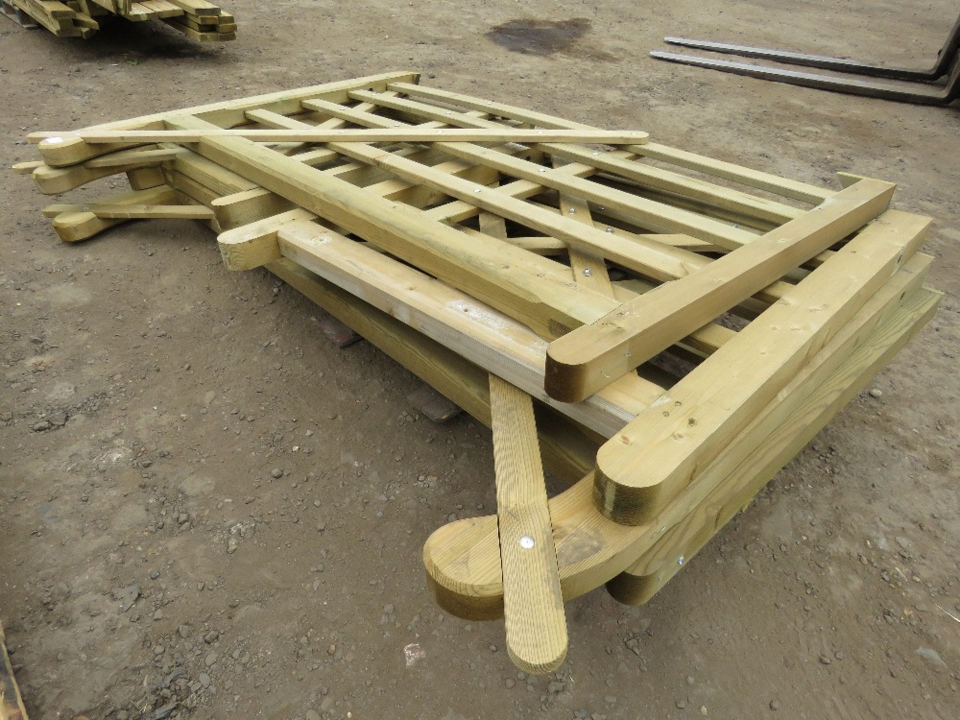 5 X ASSORTED SIZED WOODEN FIELD/DRIVEWAY GATES, AS SHOWN IN IMAGES - Image 5 of 6