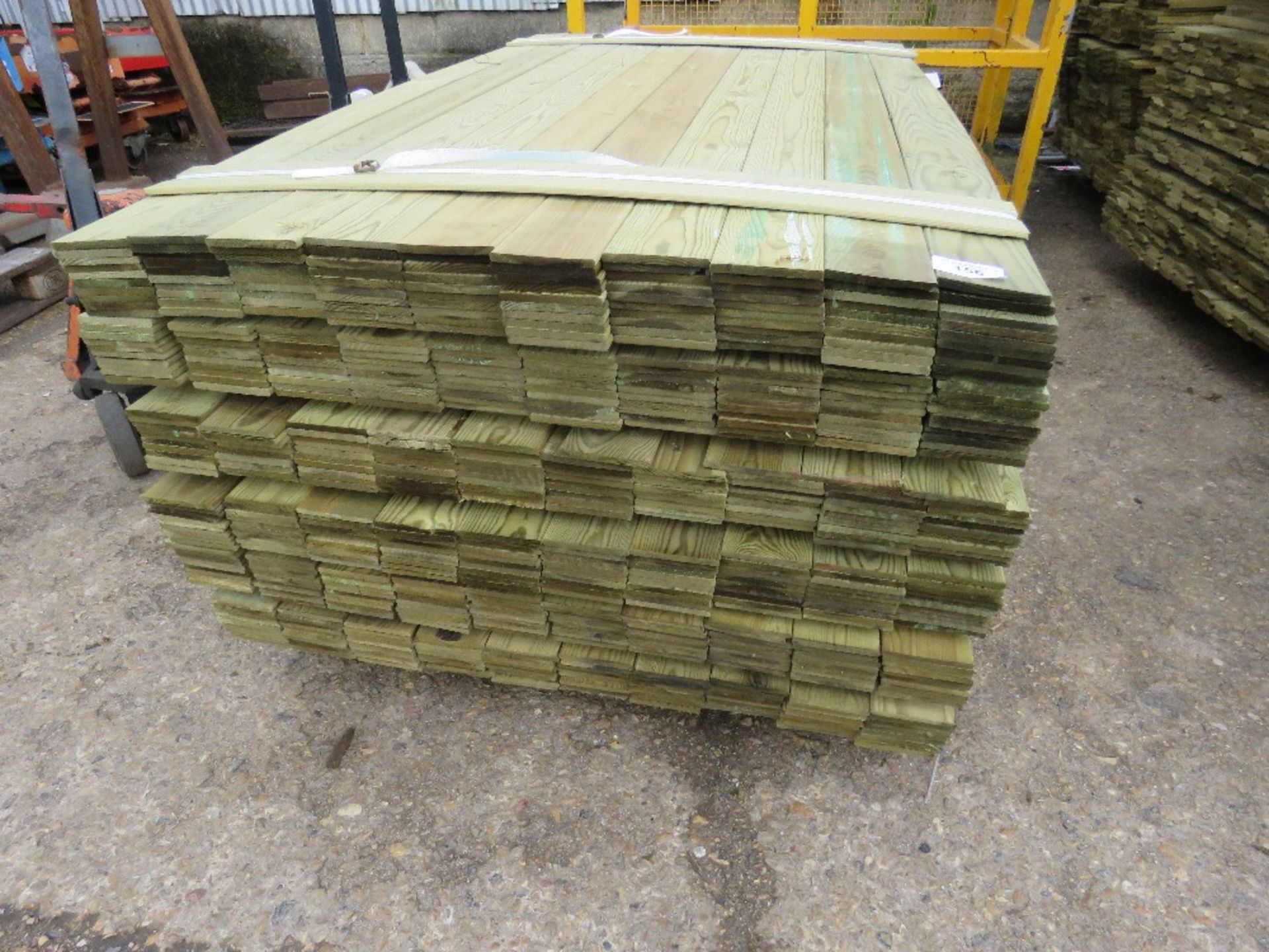 PACK OF MACHINED FENCING SLATS, 10CM WIDE X 1.75 METRE LENGTH - Image 2 of 3