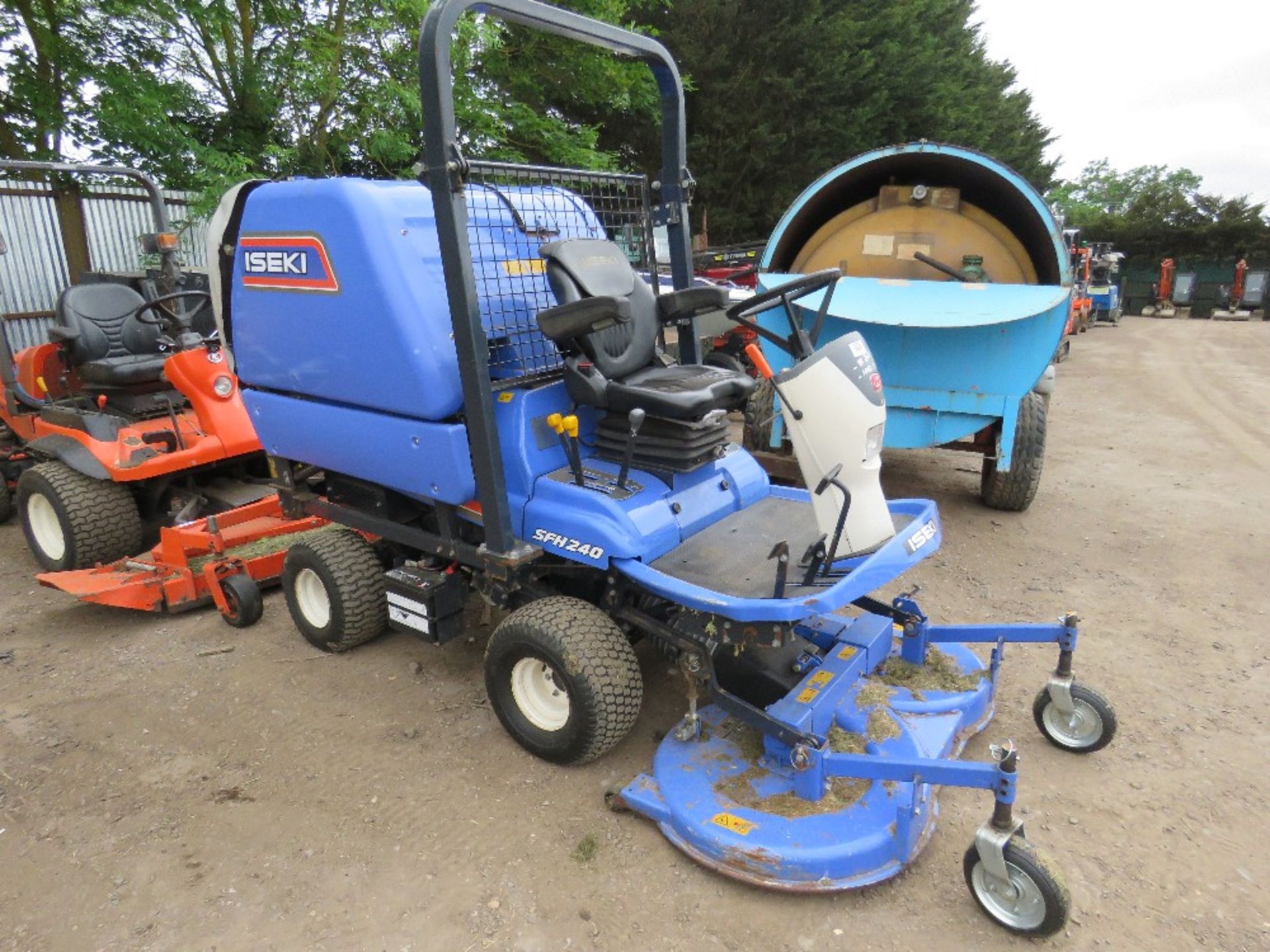 ISEKI SFH240 RIDE ON MOWER, YEAR 2014 BUILD, WITH REAR HIGH DISCHARGE COLLECTOR, 1062 REC ORDED