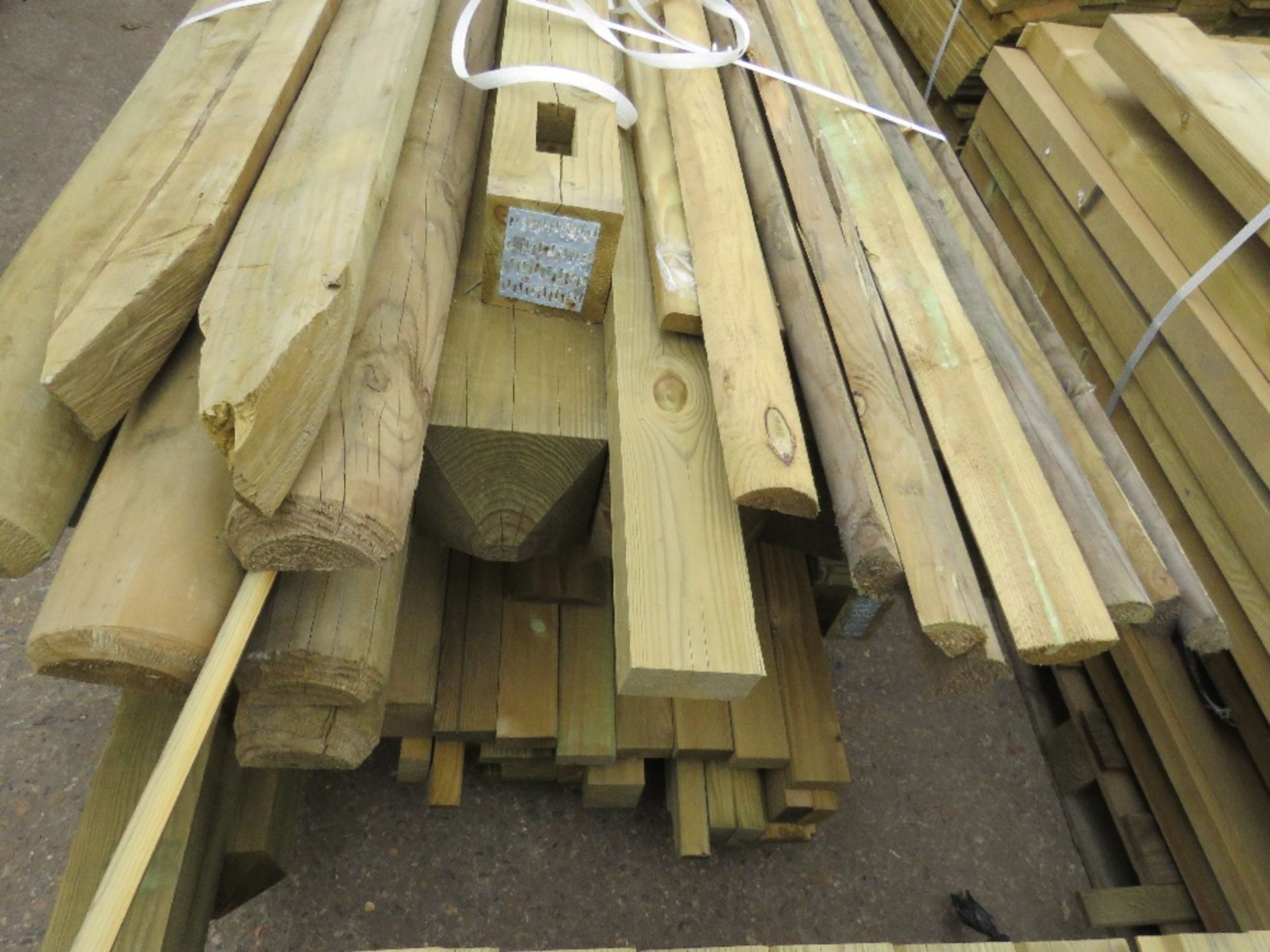 PALLET OF POSTS AND RAILS AND ASSORTED TIMBER - Image 2 of 5