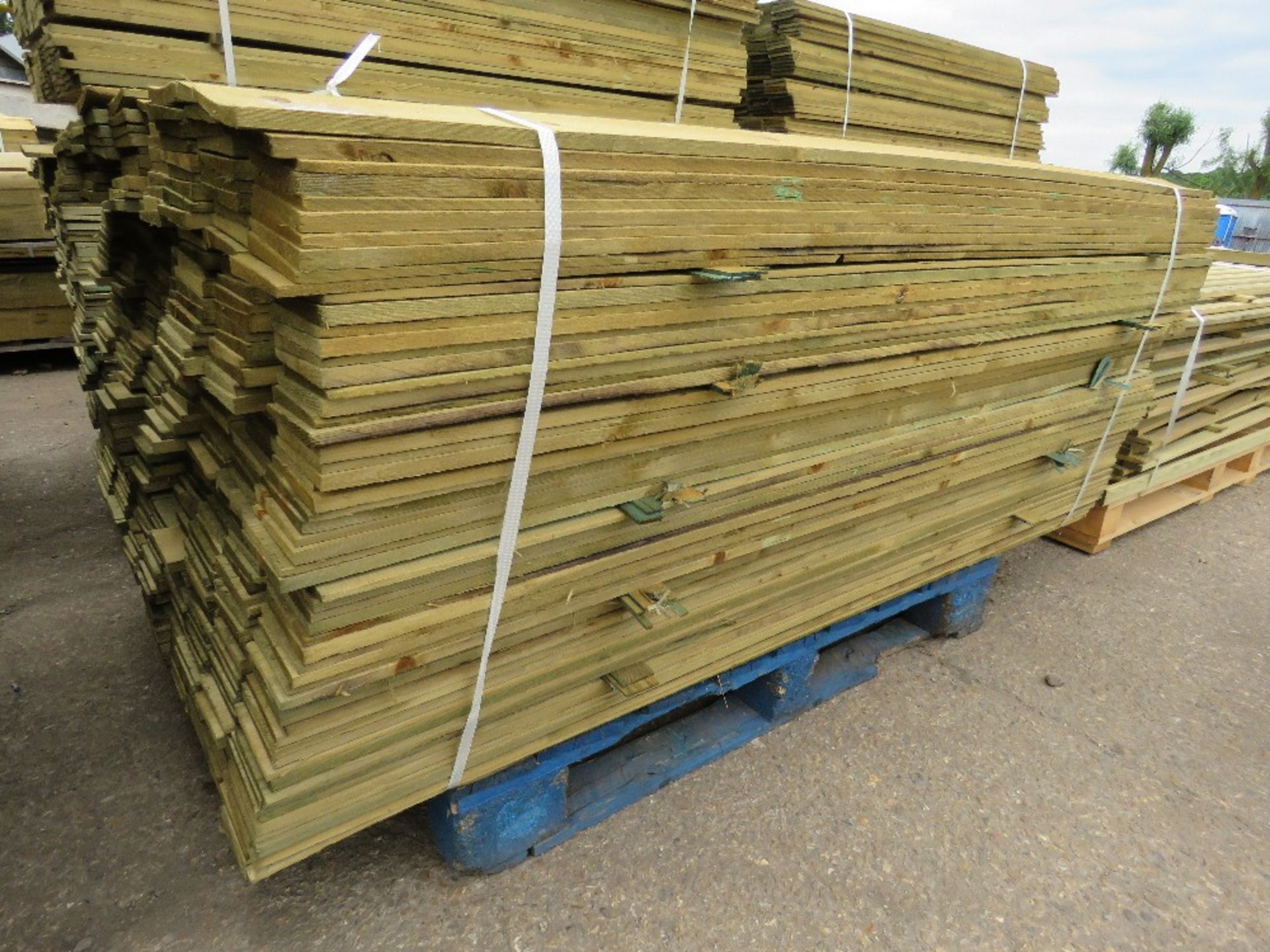 PACK OF FEATHER EDGE FENCING SLATS 1.8METRES LENGTH