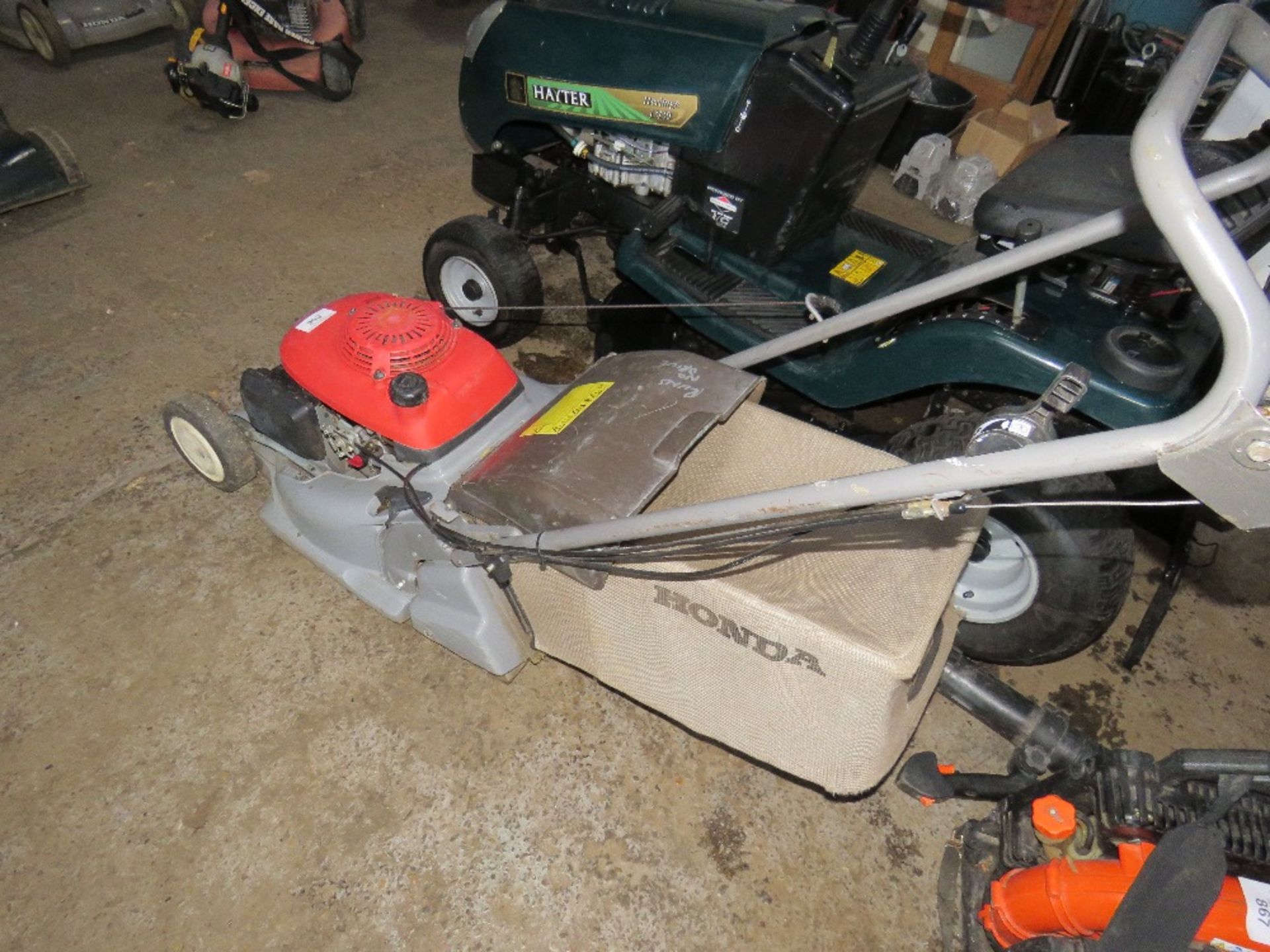 HONDA MOWER WITH COLLECTOR BAG, RUNS BUT NO DRIVE - Image 3 of 4