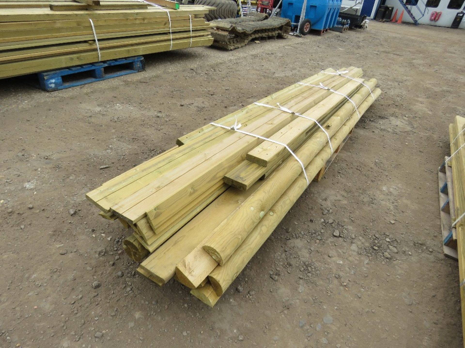 PALLET OF TIMBER POSTS AND USEFUL TIMBER 10-12FT LENGTH APPROX - Image 3 of 5