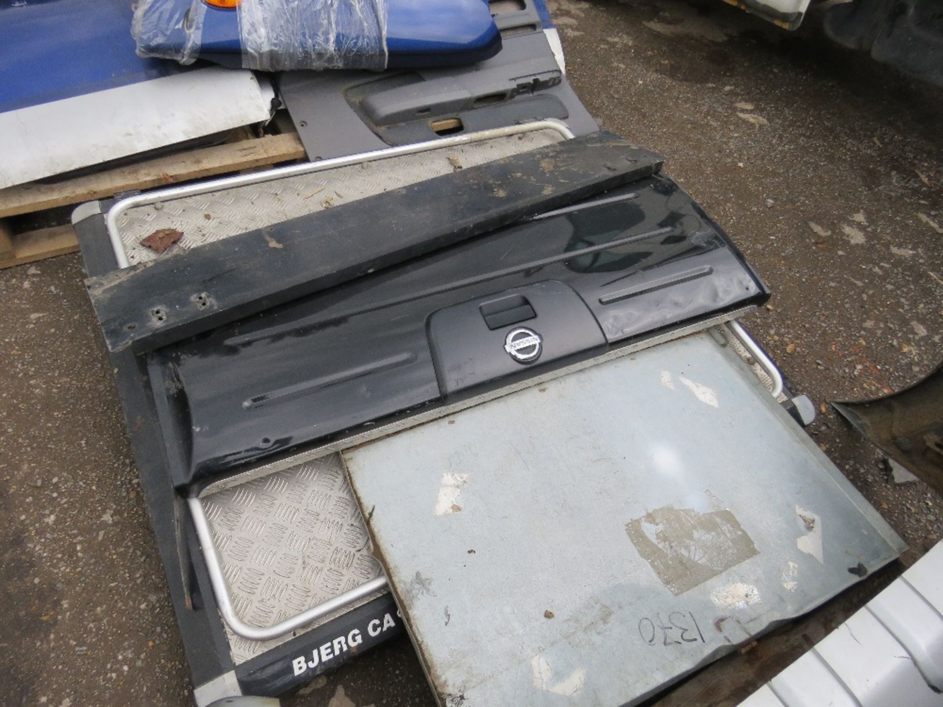 LARGE QUANTITY OF NISSAN NAVARA PANNELS AND ENGINE PARTS FROM 2002 TRUCK. - Image 4 of 7