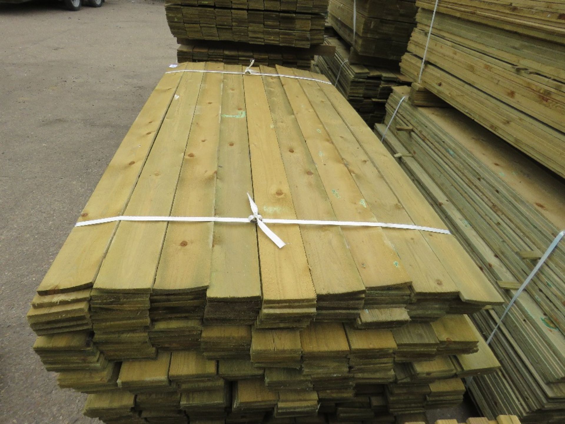 PACK OF FEATHER EDGE FENCING SLATS 1.8METRES LENGTH - Image 4 of 5