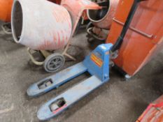 HYDRAULIC PALLET TRUCK MISSING ONE WHEEL, SPARES OR REPAIR