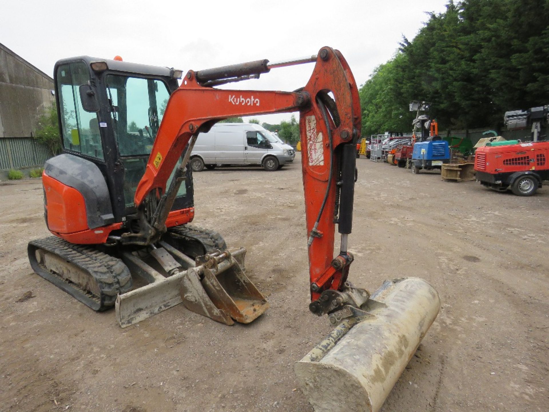 KUBOTA U27 ZERO TAIL SWING 2.7 TONNE TRACKED EXCAVATOR, YEAR 2014 BUILD. SUPPLIED WITH 3 X BUCKETS