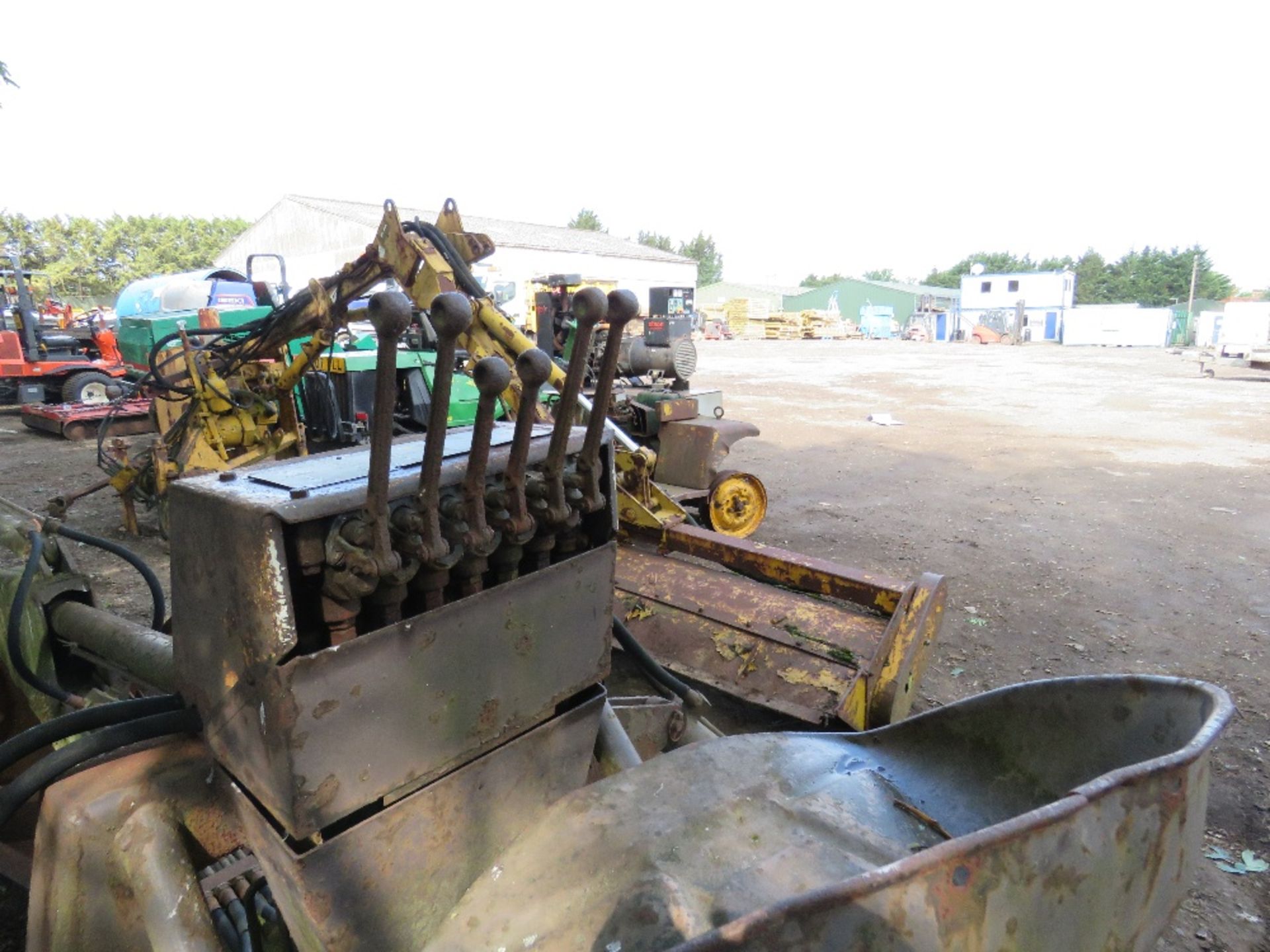 DAVID BROWN 3 POINT LINKAGE MOUNTED BACK ACTOR UNIT C/W 2 X BUCKETS - Image 3 of 7