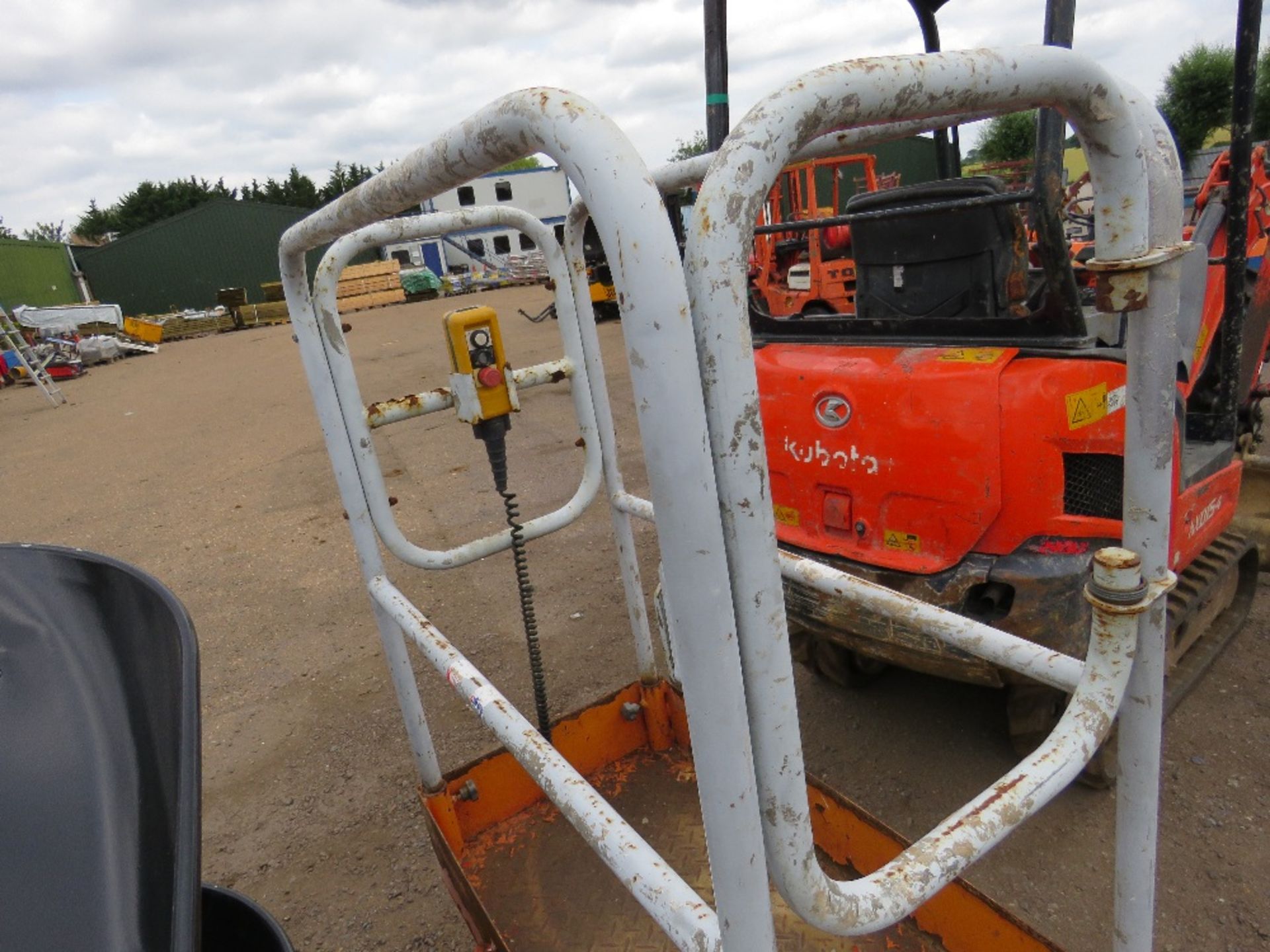 POPUP POWERED SCISSOR LIFT UNIT. WHEN TESTED WAS SEEN TO LIFT AND LOWER, BATTERY LOW - Image 3 of 3