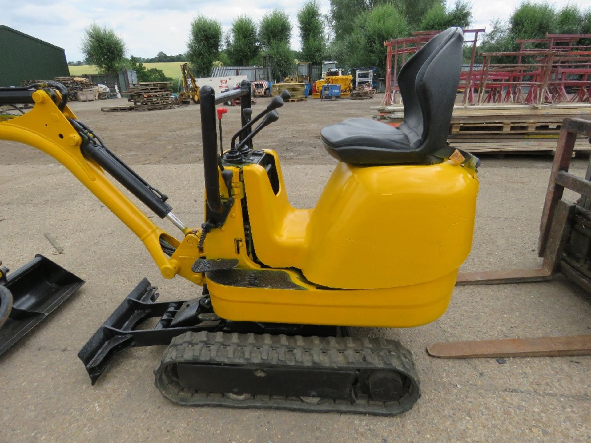 JCB 8008CTS MICRO EXCAVATOR C/W 1 GRADING BUCKET, YEAR 2015, SN: JCB8008A00764702, RECORDED HOURS: - Image 3 of 7