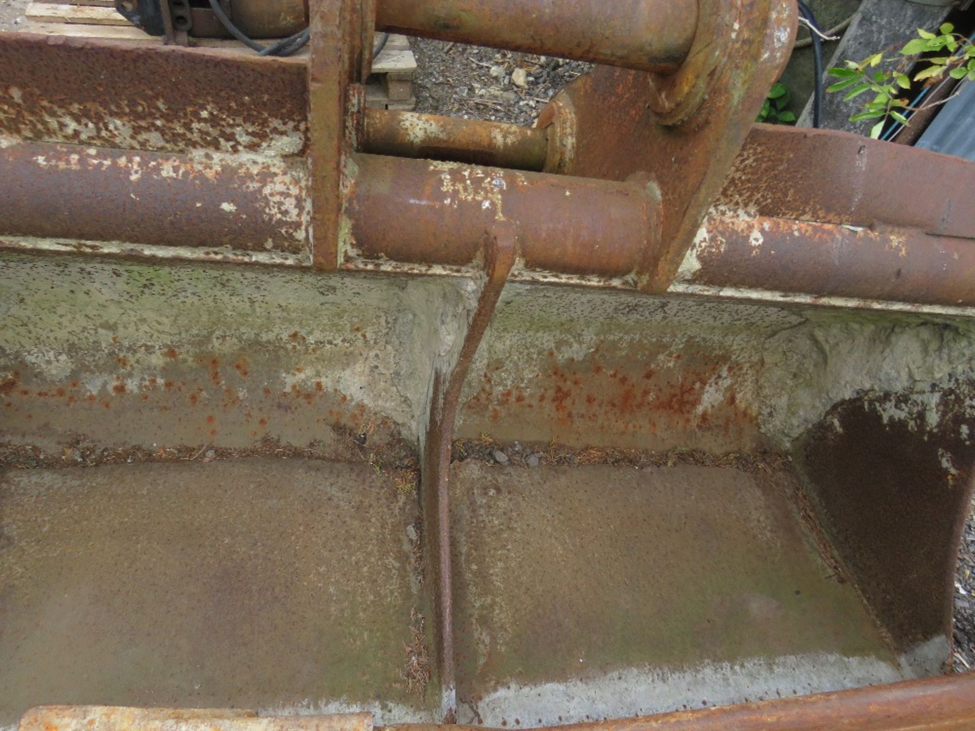 80MM PINNED 6FT DIGGER BUCKET NEEDS REPAIR - Image 3 of 3