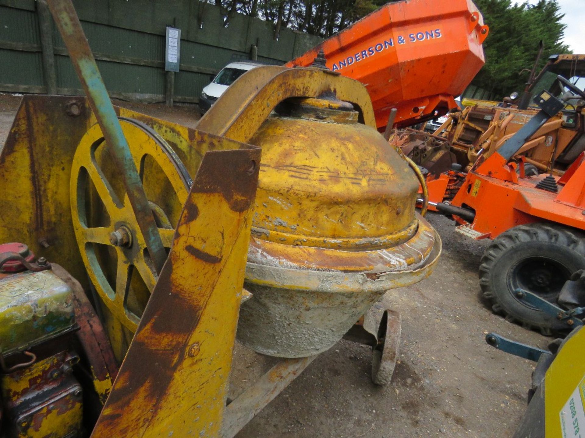 LISTER ENGINED DIESEL MIXER WITH HANDLE, WHEN TESTED WAS SEEN TO RUN AND DRUM TURNED - Image 4 of 4