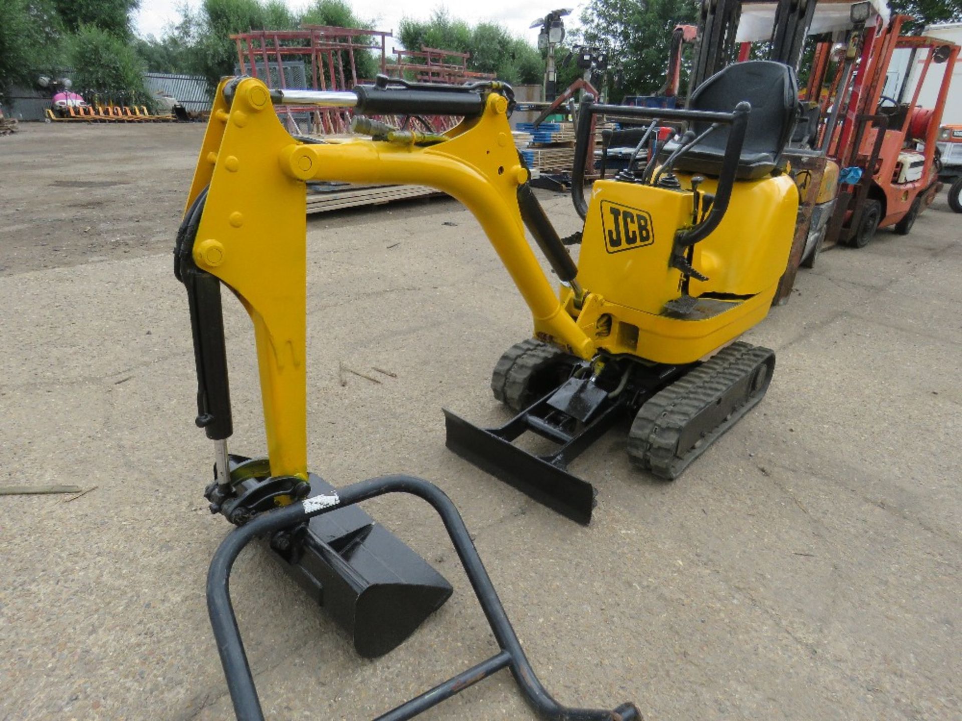 JCB 8008CTS MICRO EXCAVATOR C/W 1 GRADING BUCKET, YEAR 2015, SN: JCB8008A00764702, RECORDED HOURS: - Image 2 of 7