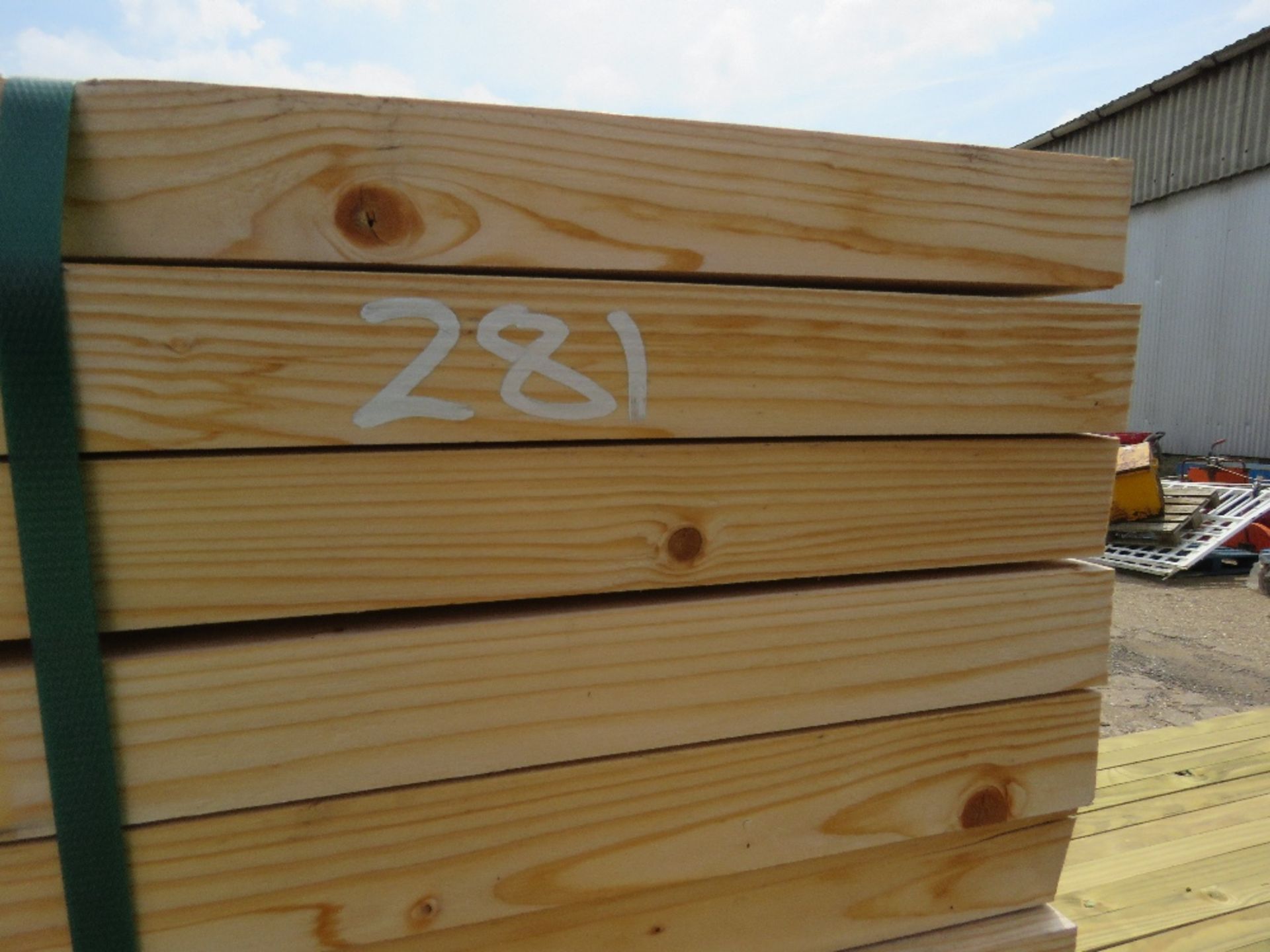 3X PACKS OF UNTREATED TIMBER POSTS WITH SHAMFERED EDGE, 2.4M LENGTH, APPROX 360 LENGTHS - Image 5 of 5