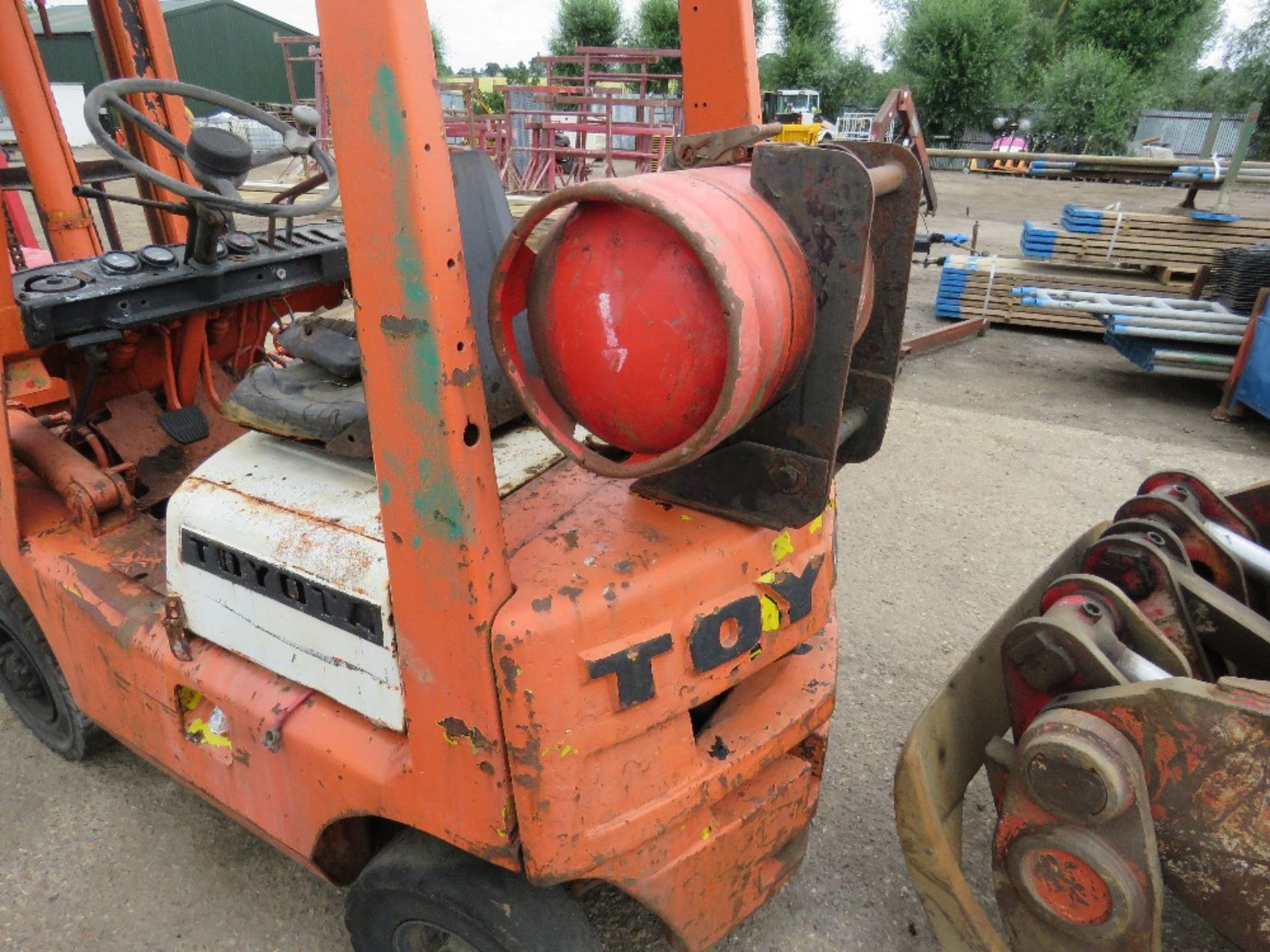 TOYOTA GAS FORKLIFT ON SOLID TYRES - Image 5 of 5