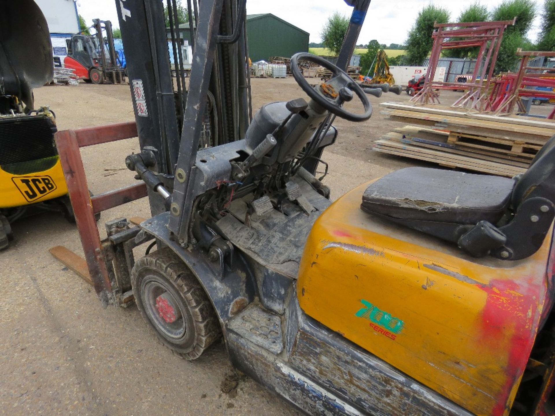 TCM CONTAINER SPEC FHD18Z8 DIESEL FORKLIFT WITH SIDE SHIFT ON SOLID TYRES, YEAR 1999, 1.8 TONNE LIFT - Image 4 of 8