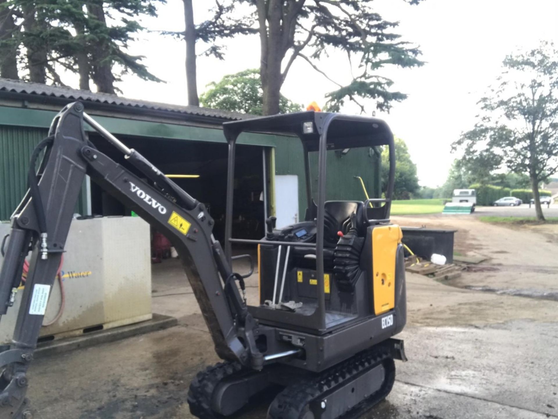 VOLVO EC15D 1.5 TONNE MINI DIGGER WITH SET OF BUCKETS YEAR 2015 BUILD. OWNED BY SELLER FROM NEW - Image 13 of 18