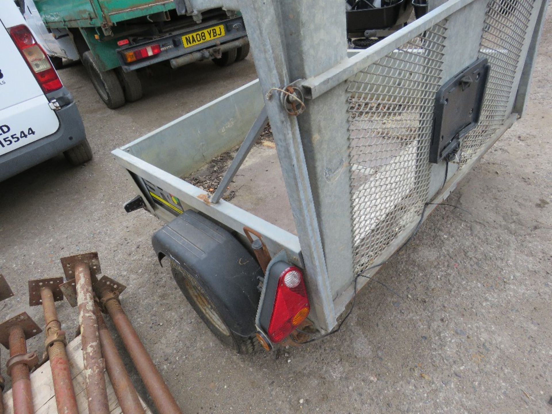 SMALL SIZED PORTABLE TRAFFIC LIGHT TRAILER - Image 3 of 3