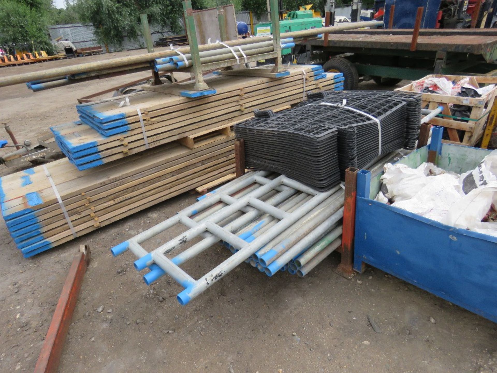 LARGE QUANTITY OF SCAFFOLDING ITEMS SOLD AS 1 LOT TO INCLUDE OVER 736 FT OF SCAFFOLD TUBE, 2X 10FT - Image 4 of 5