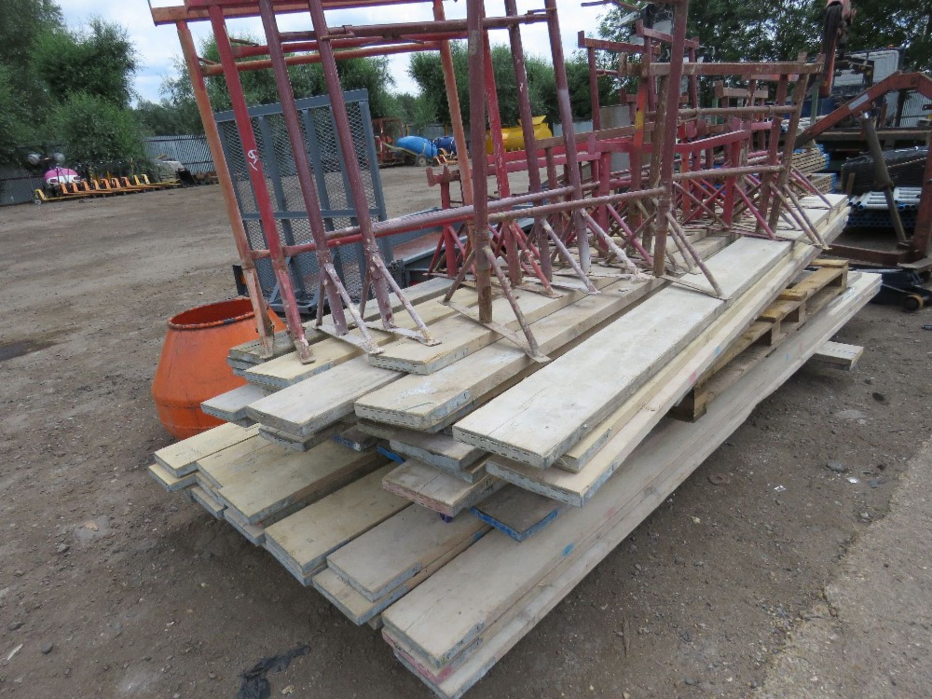 APPROX 55 ASSORTED LENGTH SCAFFOLD BOARDS PLUS APPROX 21 TRESTLES - Image 4 of 4