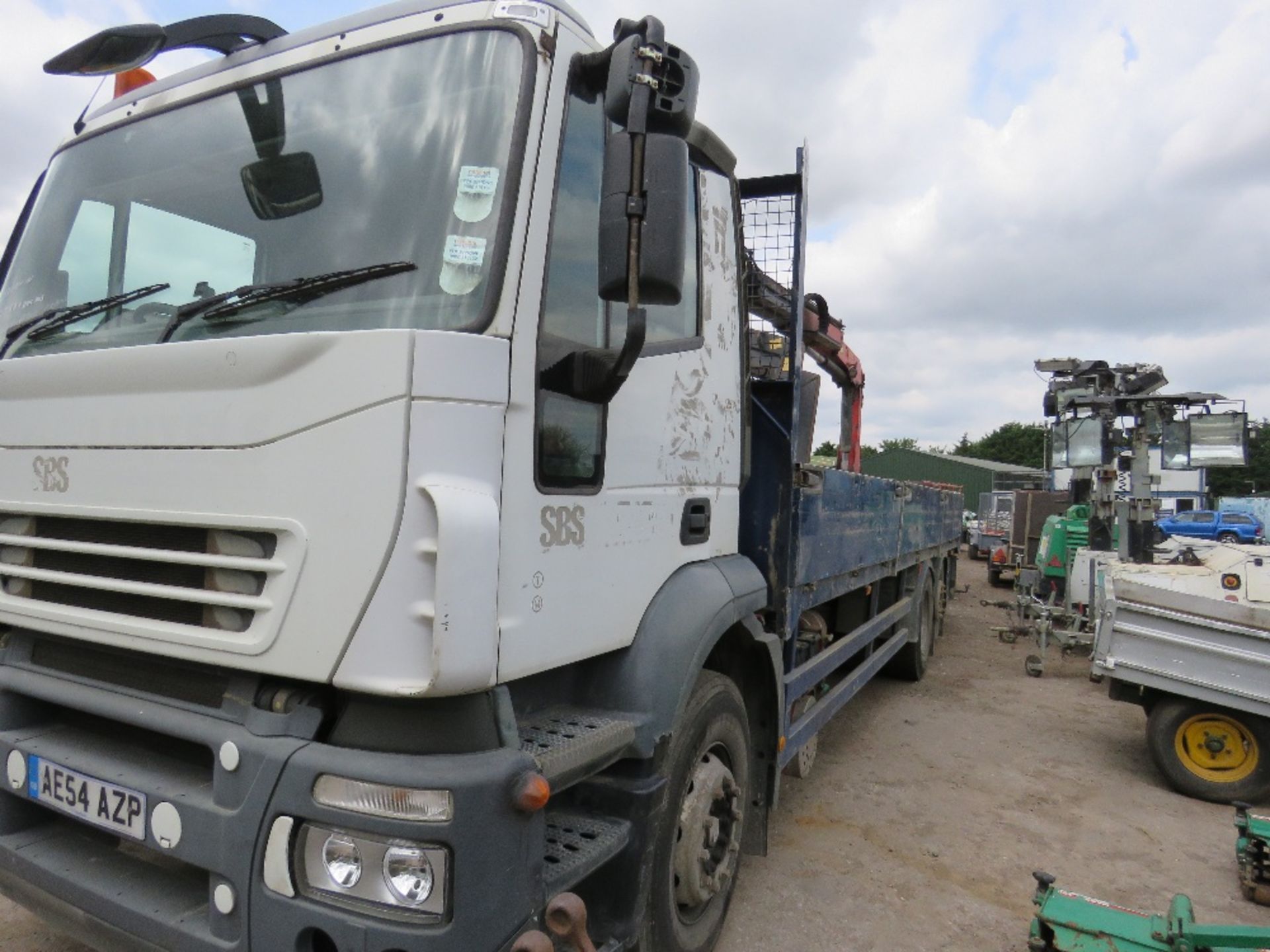 IVECO 6X2 DROP SIDE 26TONNE LORRY REG: AE54 AZP WITH REAR PALFINGER PK1200 CRANE AND BLOCK GRAB, - Image 2 of 7