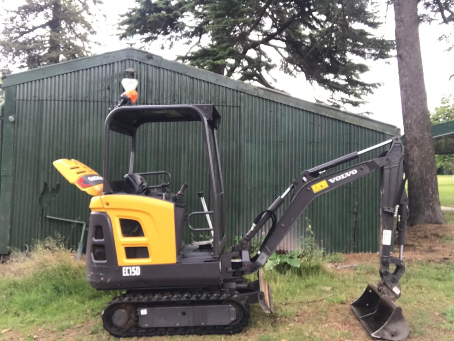 VOLVO EC15D 1.5 TONNE MINI DIGGER WITH SET OF BUCKETS YEAR 2015 BUILD. OWNED BY SELLER FROM NEW - Image 5 of 18