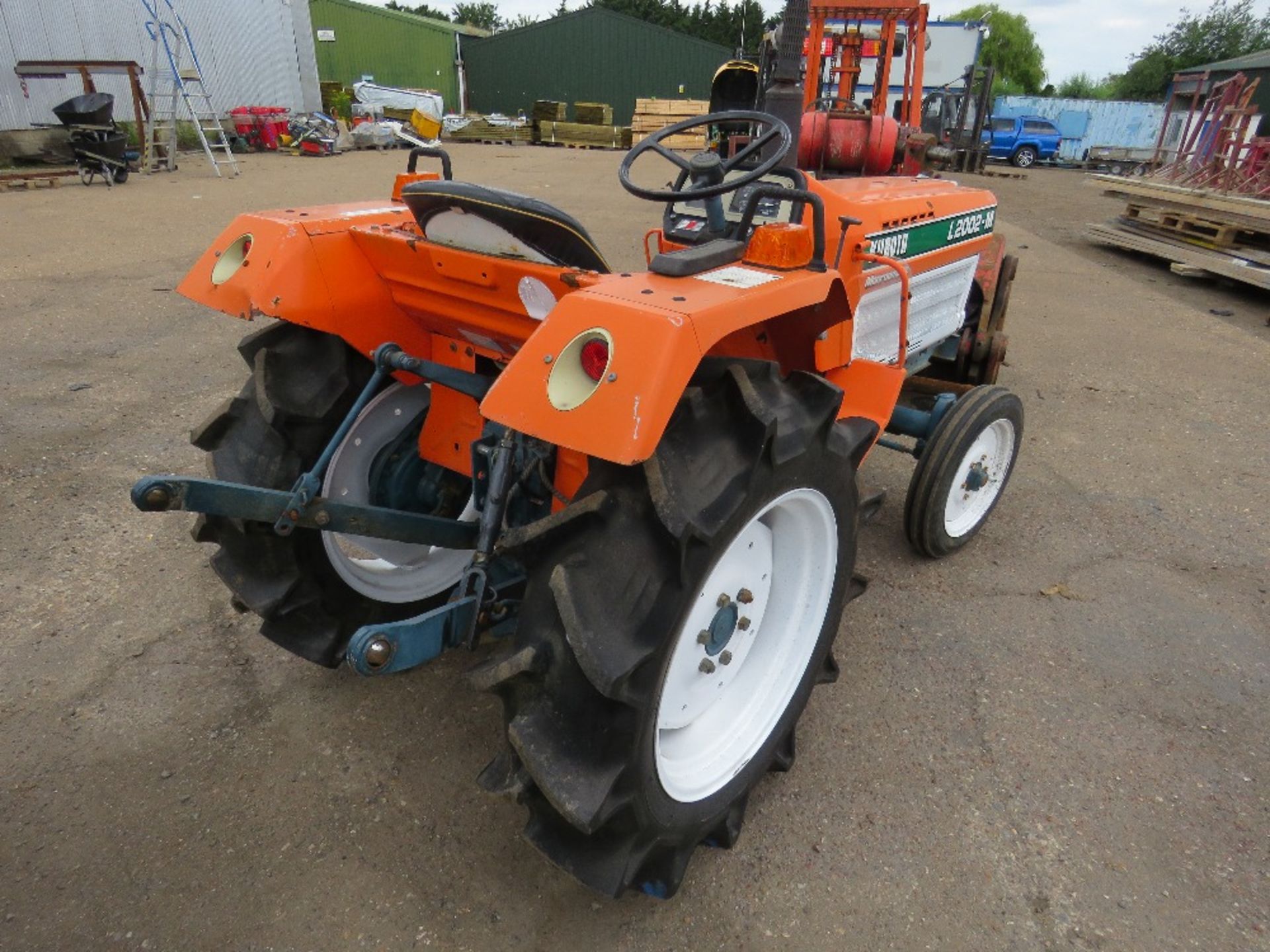 KUBOTA 20HP 2WD COMPACT TRACTOR C/W REAR LINKAGE. WHEN TESTED WAS SEEN TO DRIVE, STEER AND BRAKE - Image 3 of 5