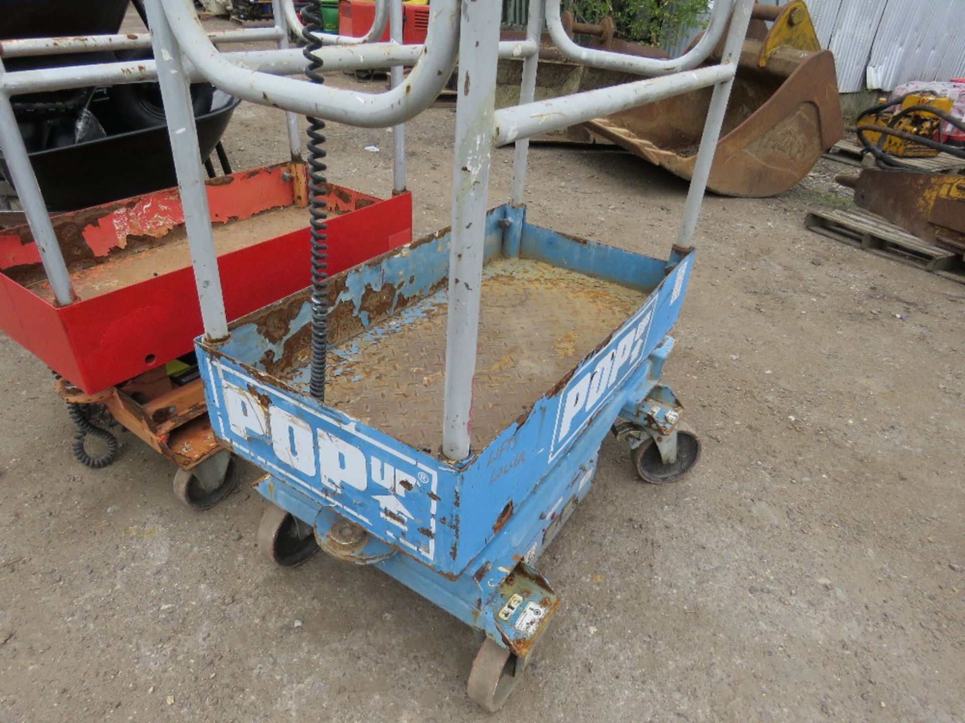 POPUP POWERED SCISSOR LIFT UNIT. WHEN TESTED WAS SEEN TO LIFT AND LOWER, BATTERY LOW - Image 3 of 3