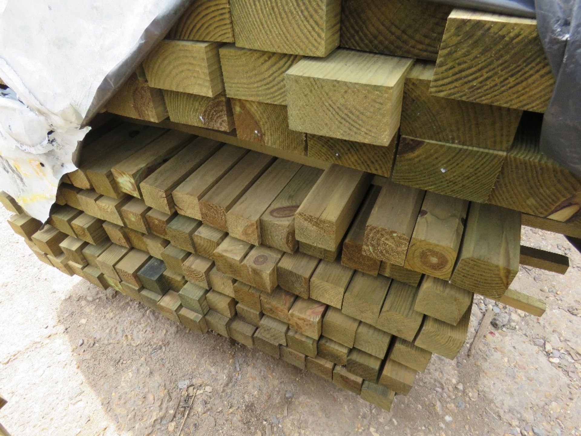 LARGE PACK OF MIXED TIMBER POSTS, 10CMx5.5CM AND 6CMx5.5CM, 2.7M LENGTH, APPROX 130 PIECES - Image 2 of 3