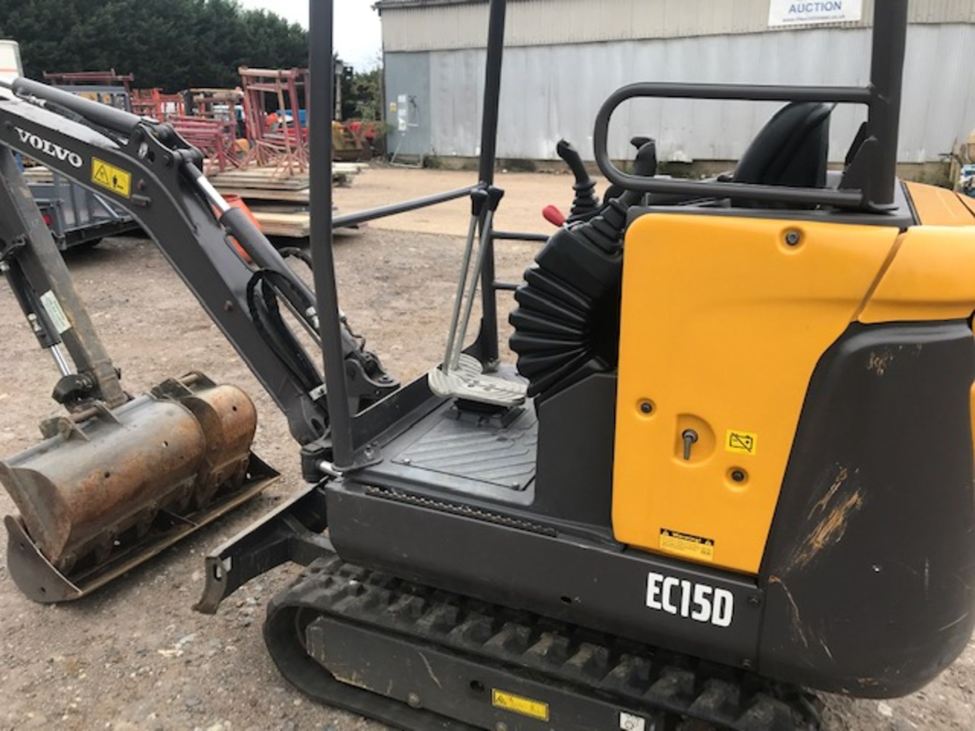 VOLVO EC15D 1.5 TONNE MINI DIGGER WITH SET OF BUCKETS YEAR 2015 BUILD. OWNED BY SELLER FROM NEW - Image 2 of 18