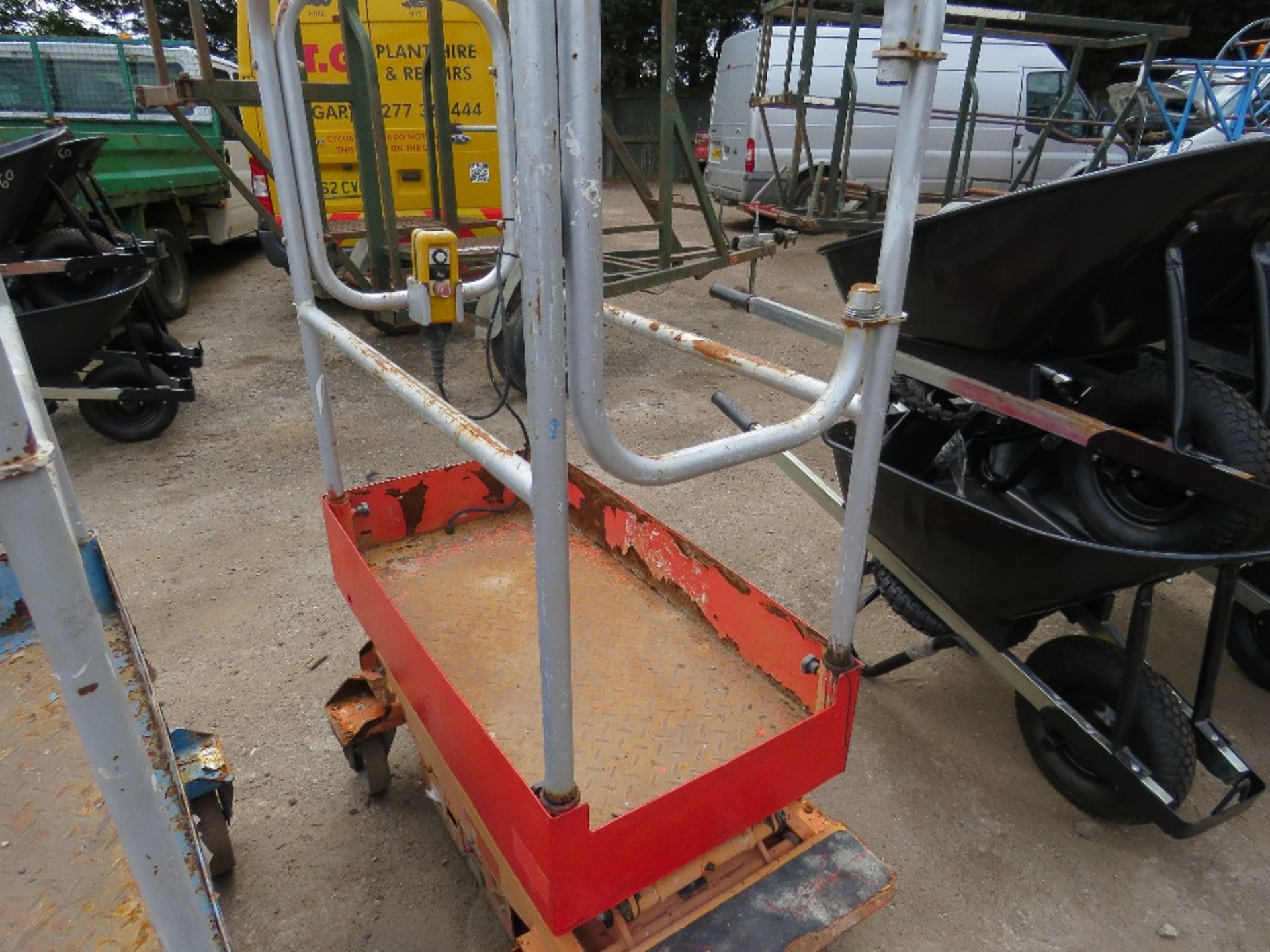POPUP POWERED SCISSOR LIFT UNIT. WHEN TESTED WAS SEEN TO LIFT AND LOWER, BATTERY LOW