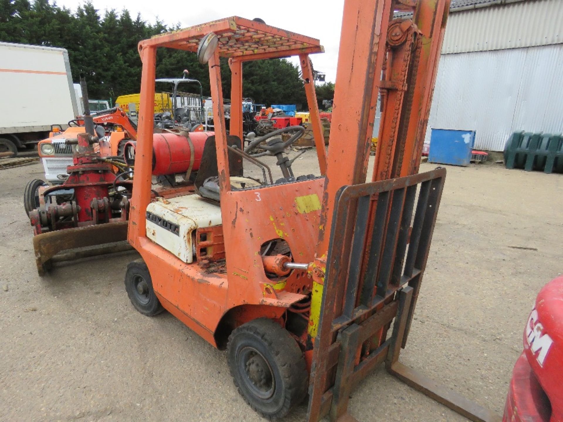 TOYOTA GAS FORKLIFT ON SOLID TYRES