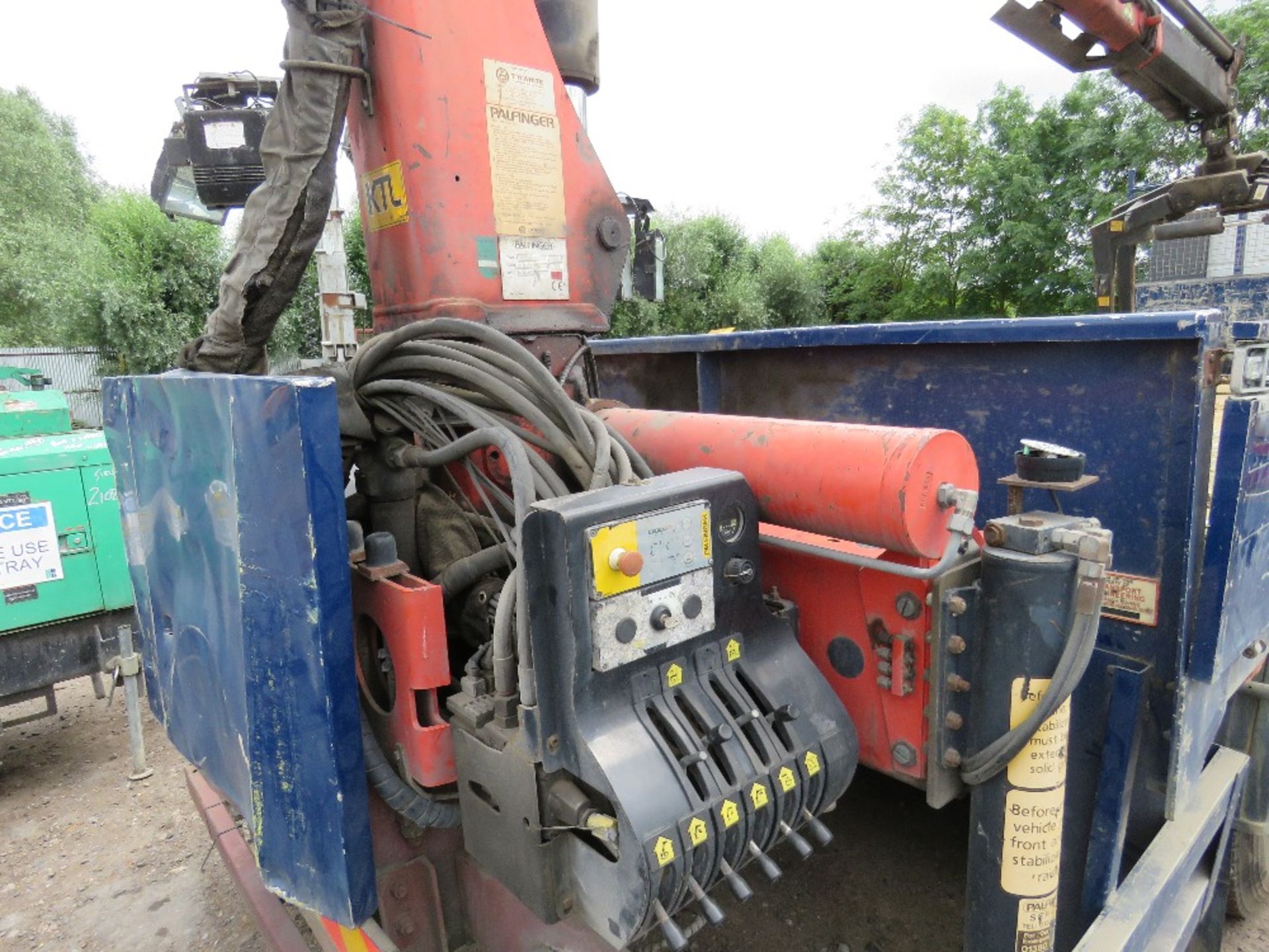 IVECO 6X2 DROP SIDE 26TONNE LORRY REG: AE54 AZP WITH REAR PALFINGER PK1200 CRANE AND BLOCK GRAB, - Image 5 of 7