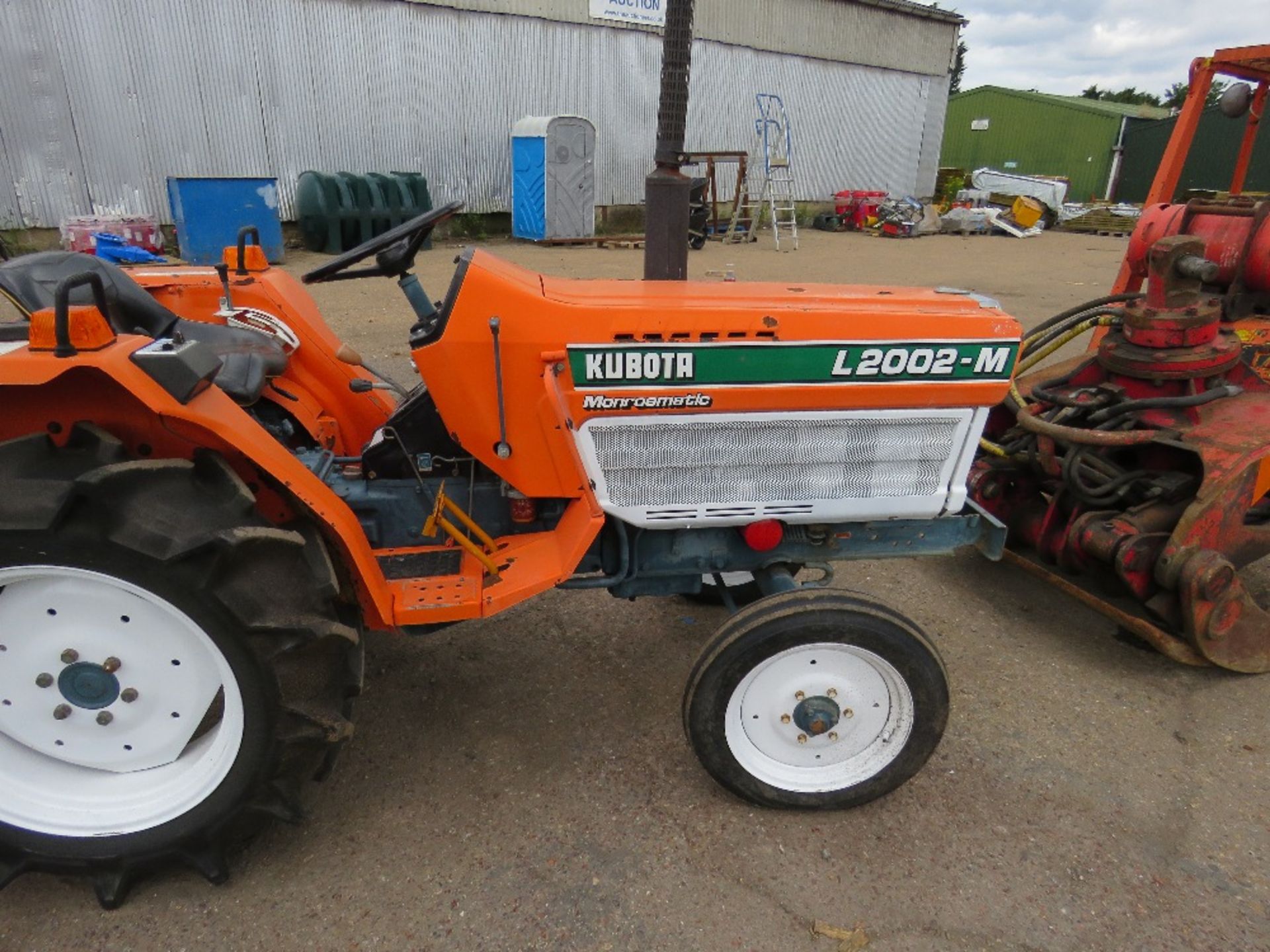 KUBOTA 20HP 2WD COMPACT TRACTOR C/W REAR LINKAGE. WHEN TESTED WAS SEEN TO DRIVE, STEER AND BRAKE - Image 2 of 5