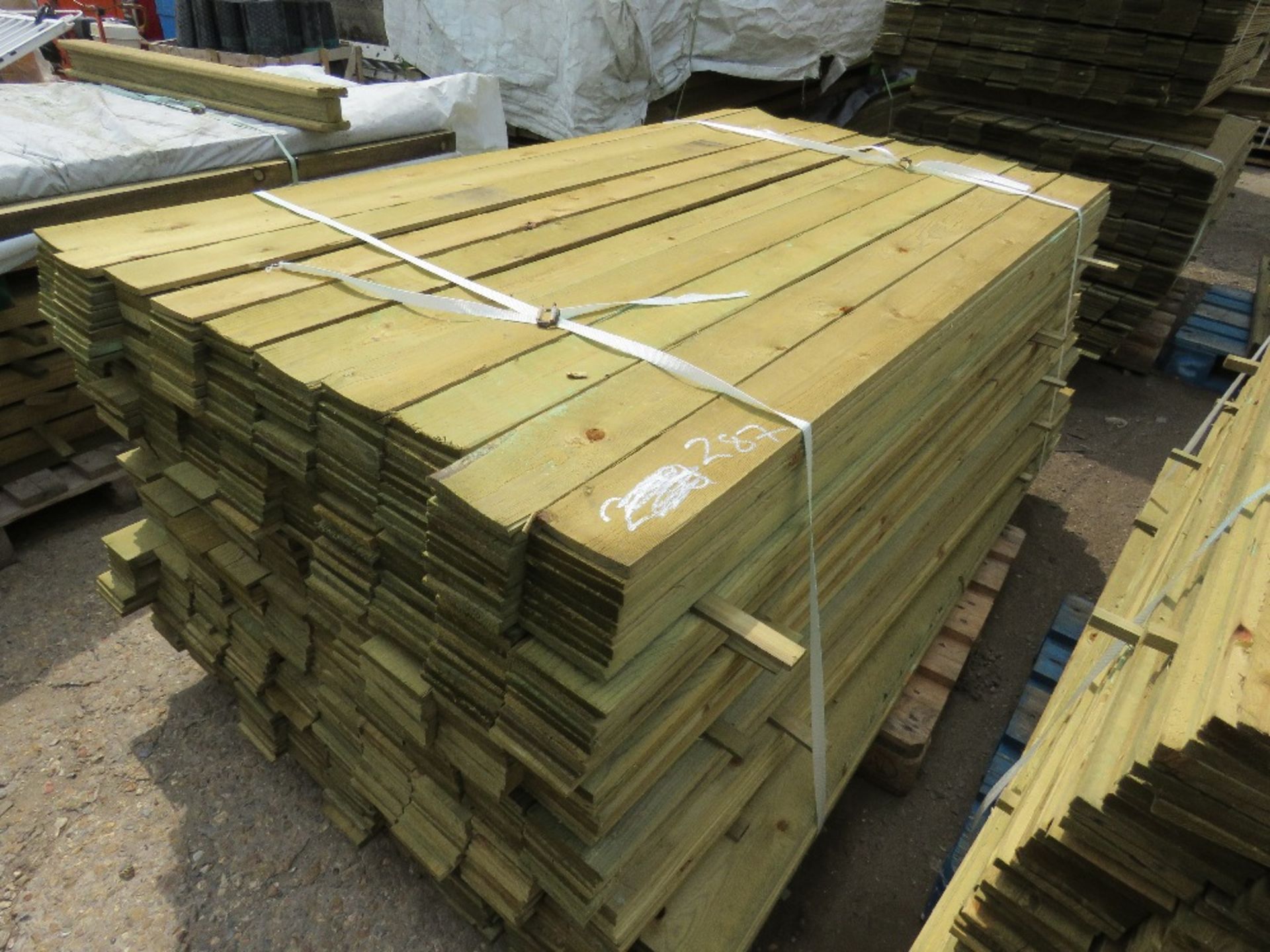 1 PACK OF FEATHER EDGE 10CM WIDE, 1.8M LENGTH TIMBER