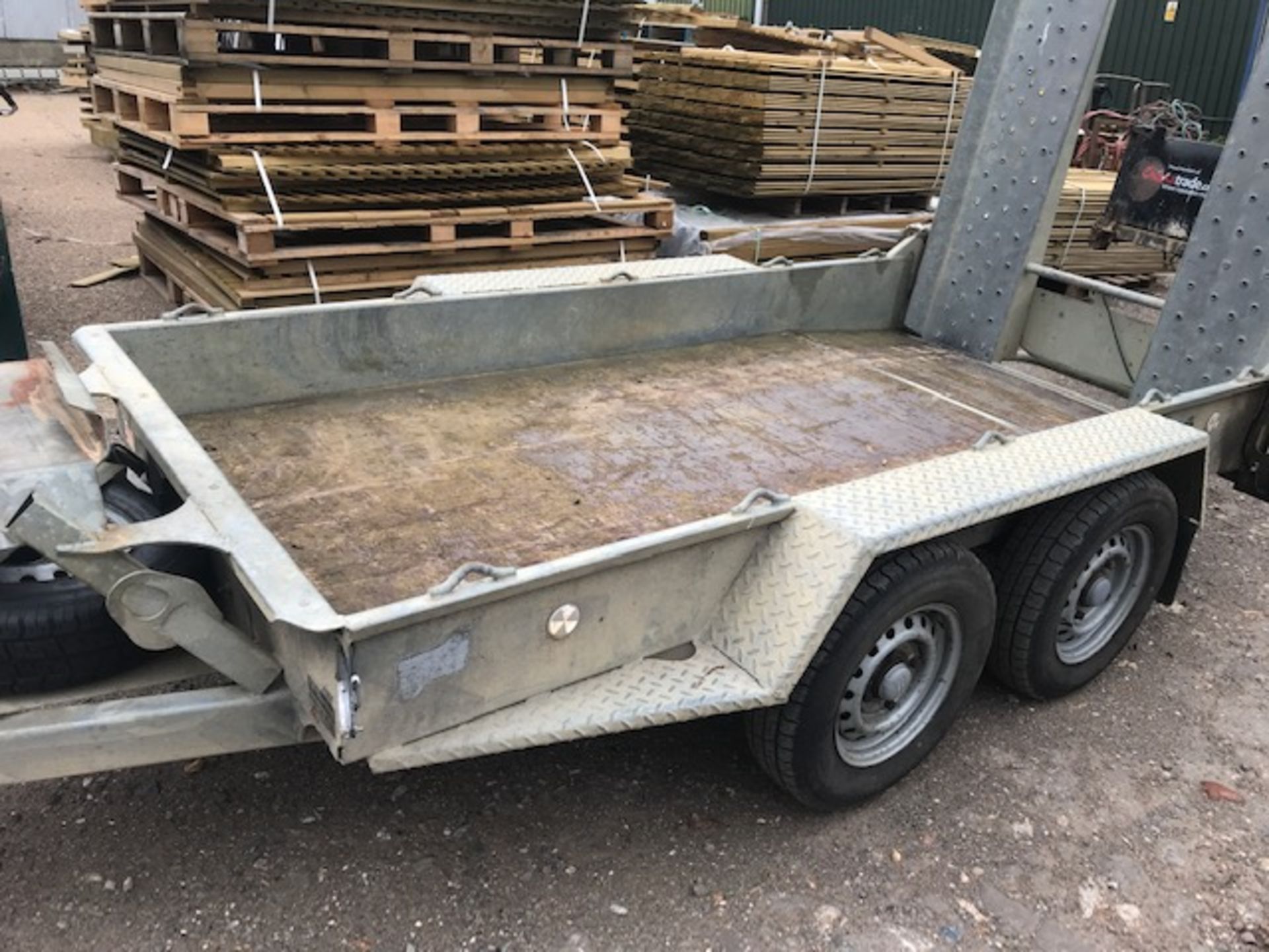 IFOR WILLIAMS 8X4 MINI DIGGER TRAILER, YEAR 2011 (PREVIOUSLY USED WITH LOT 510) USED ON GOLF - Image 2 of 5