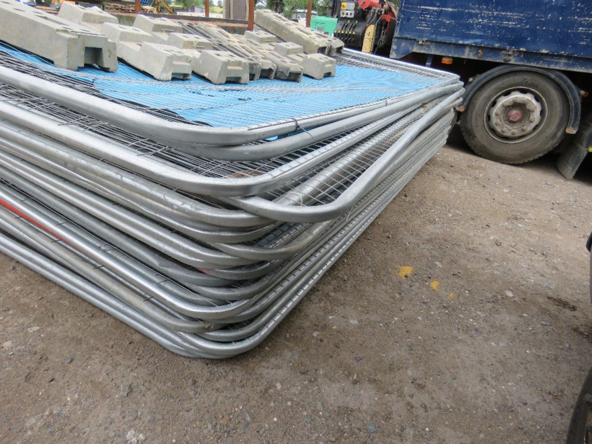 APPROX 28 X HERAS TYPE SITE MESH TEMPORARY FENCE PANELS PLUS 11 X BLOCKS - Image 4 of 4