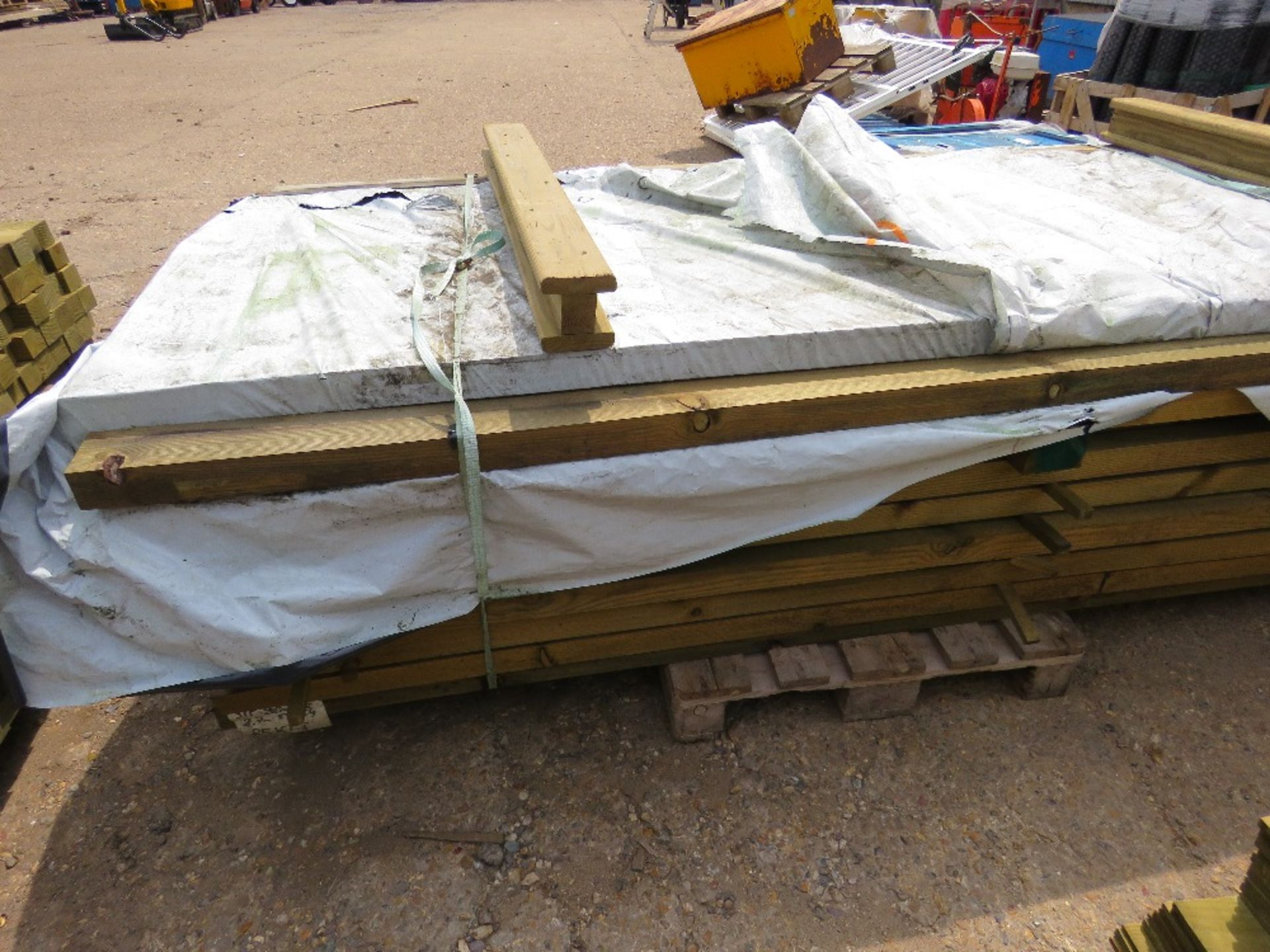 LARGE PACK OF MIXED TIMBER POSTS, 10CMx5.5CM AND 6CMx5.5CM, 2.7M LENGTH, APPROX 130 PIECES - Image 3 of 3